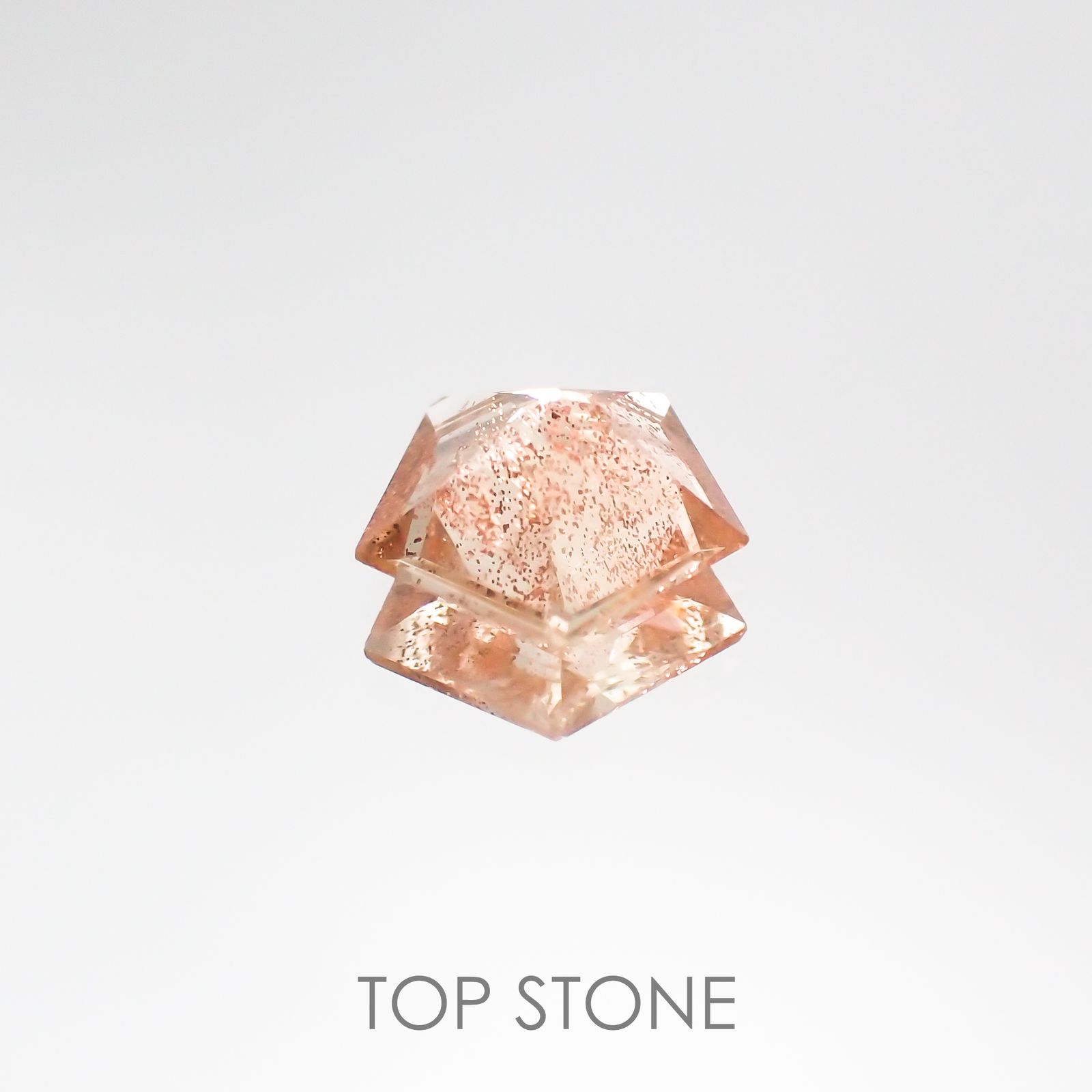 ◇ペンタゴンカット◇オレゴンサンストーンSA(宝石名ラブラドライト) アメリカ・オレゴン州産 0.47ct 識別済[210610972]5.9×6.1mm前後