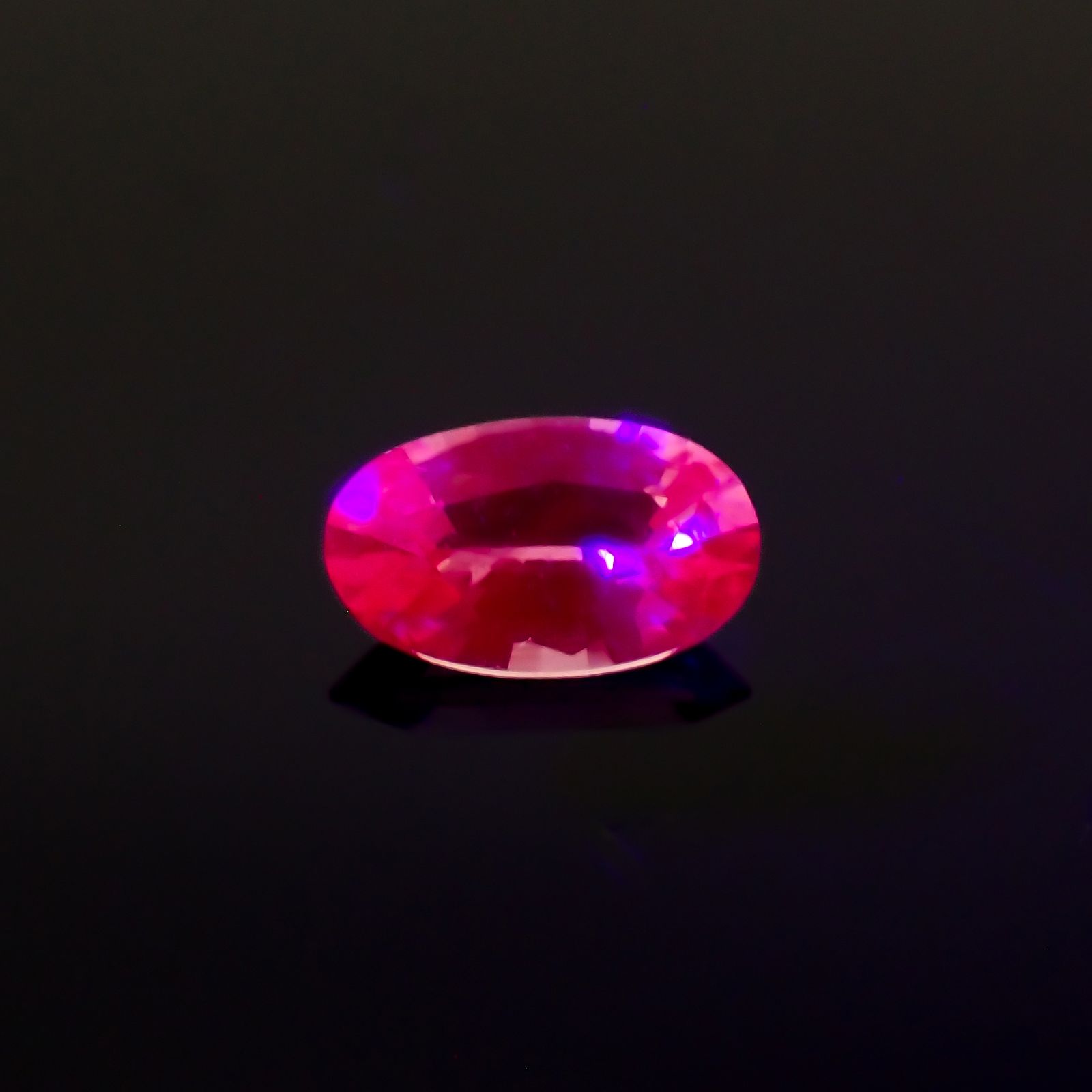 ネオンピンクサファイア スリランカ産 0.24ct[230421530]4.8x2.9mm前後