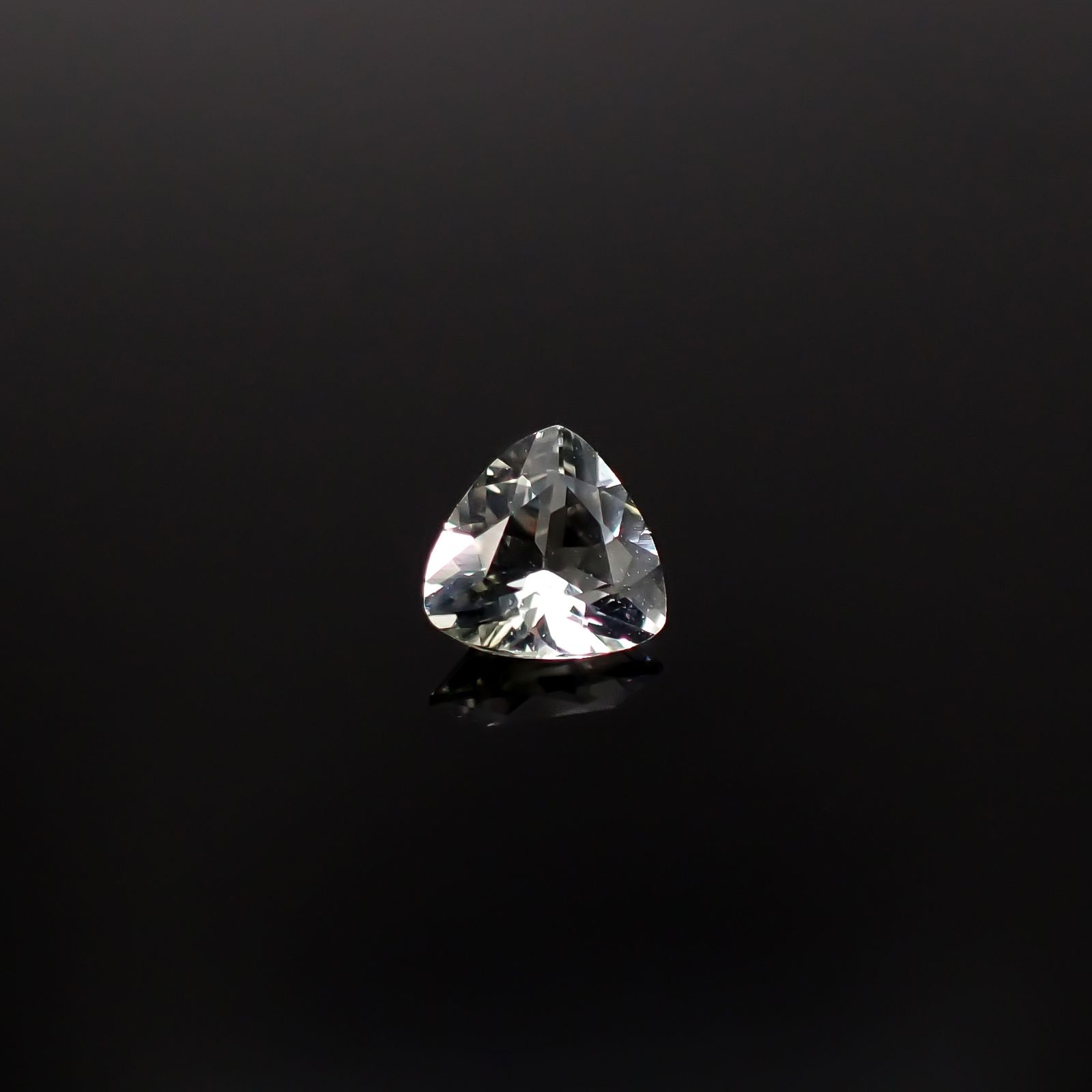 アクロアイト ナイジェリア産 0.29ct / 4.6x4.5mm前後 [251231357]