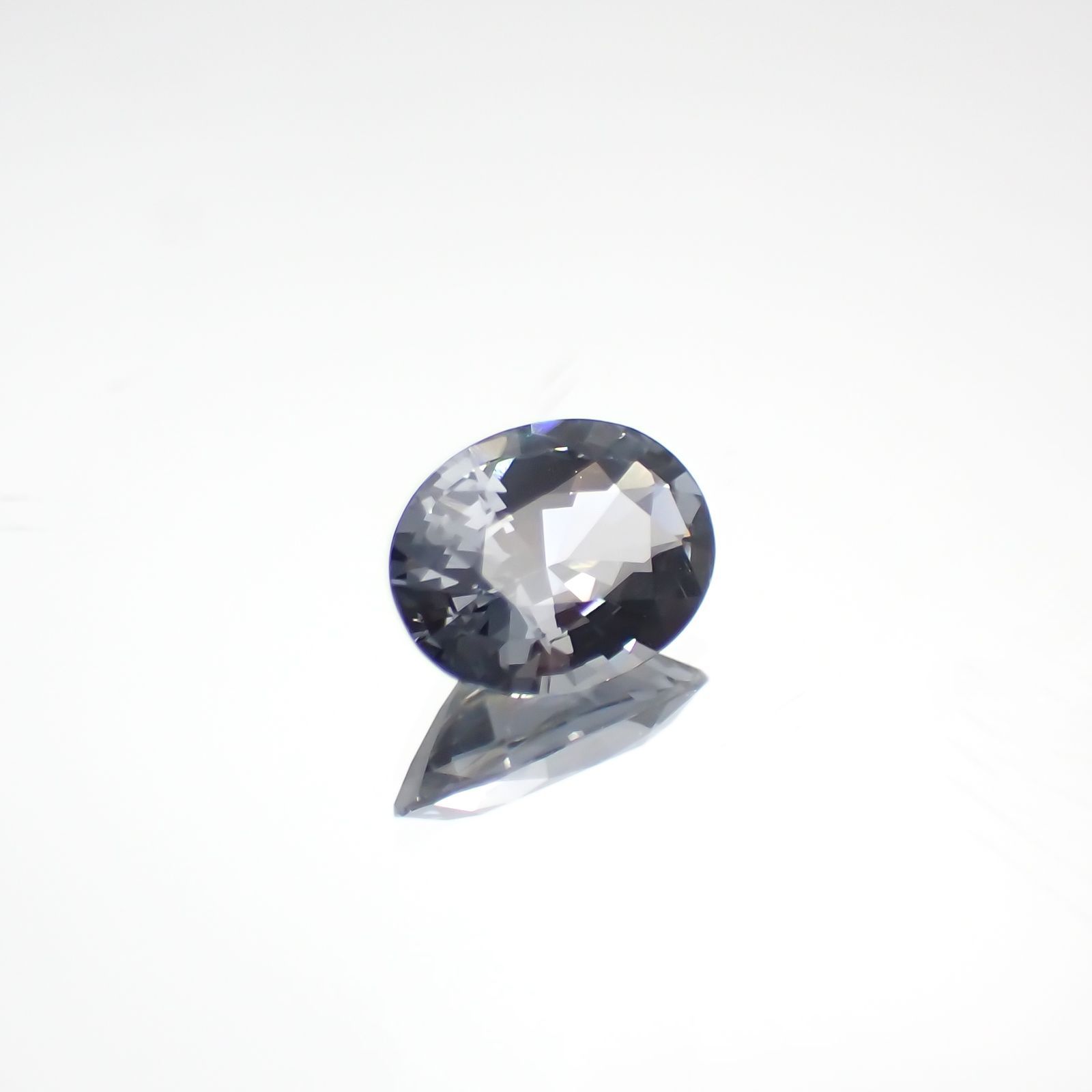 プラチナスピネル(宝石名スピネル) ビルマ産 0.746ct ソ付(彩珠)[210611374]7×5.1mm前後