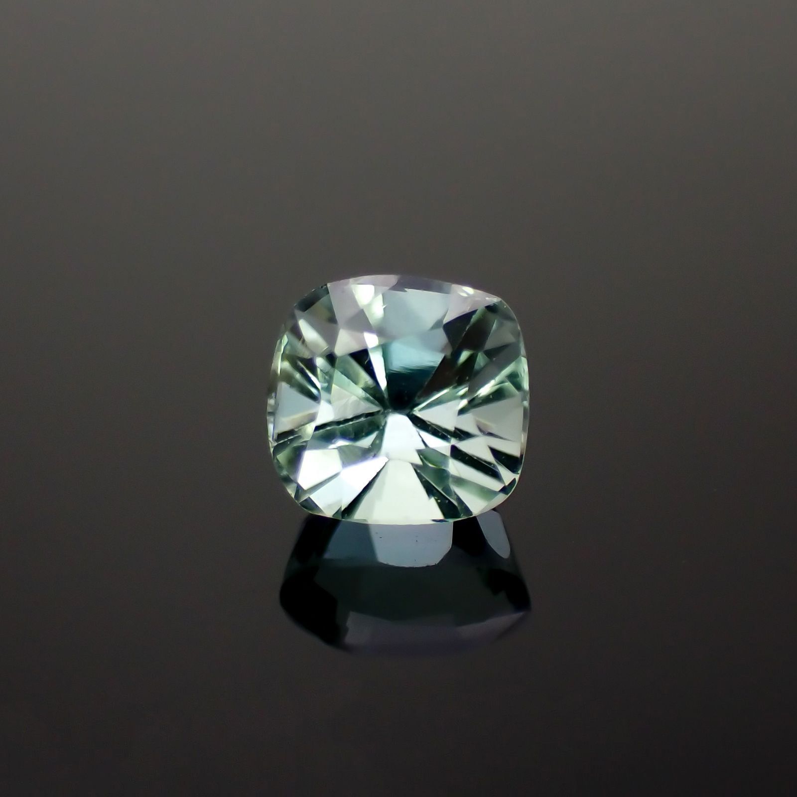 ブルーグリーントルマリン(宝石名トルマリン)アフガニスタン産 識別済 0.94ct / 5.5x5.2mm前後 [221018340]