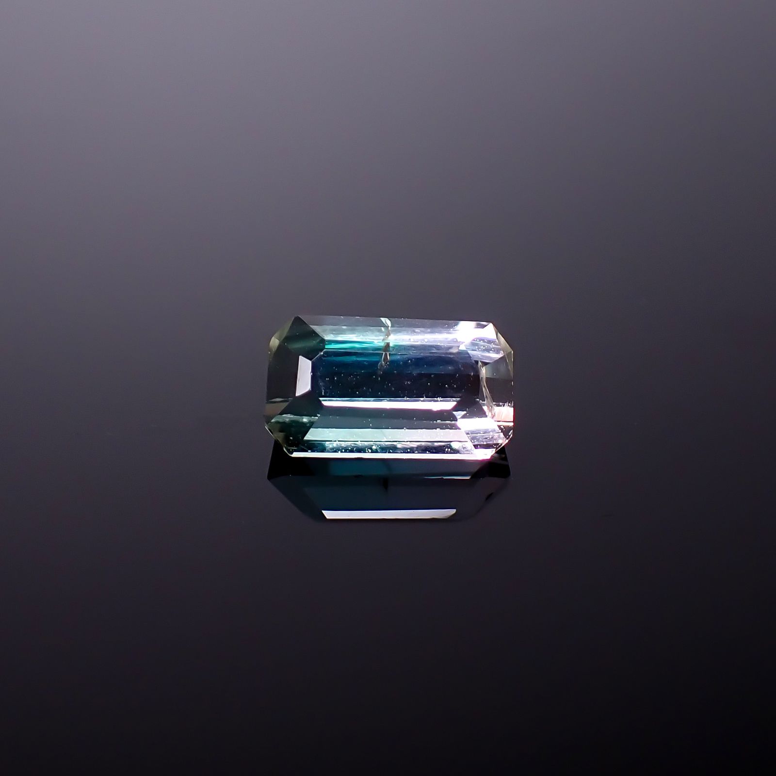 バイカラートルマリン アフガニスタン産 1.23ct / 8.1x4.7mm前後 [260932773]