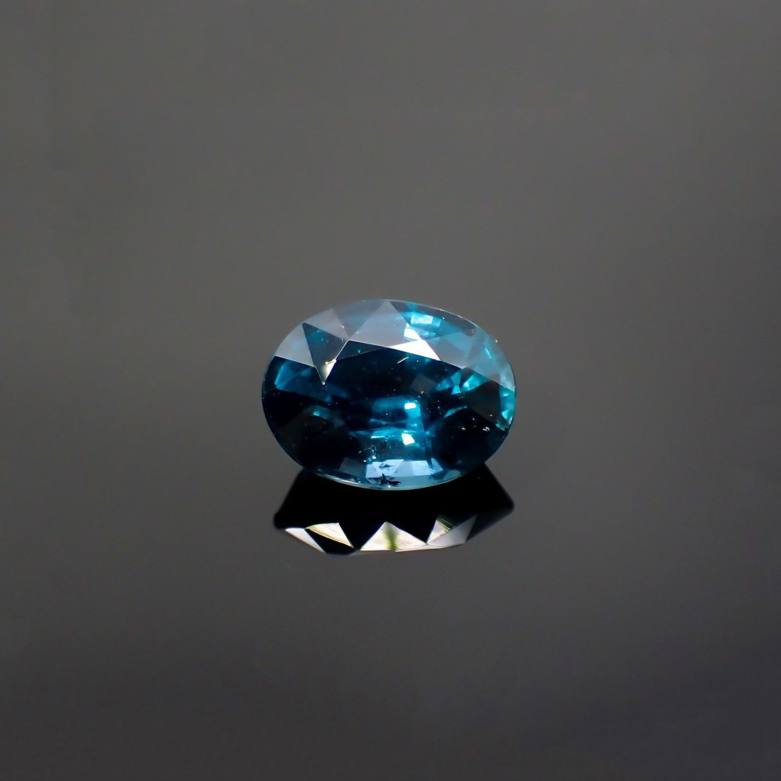 オーシャンブルーカイヤナイト(宝石名カイヤナイト) インド・オリッサ州産 2.40ct 識別済[210912367]9×6.8mm前後