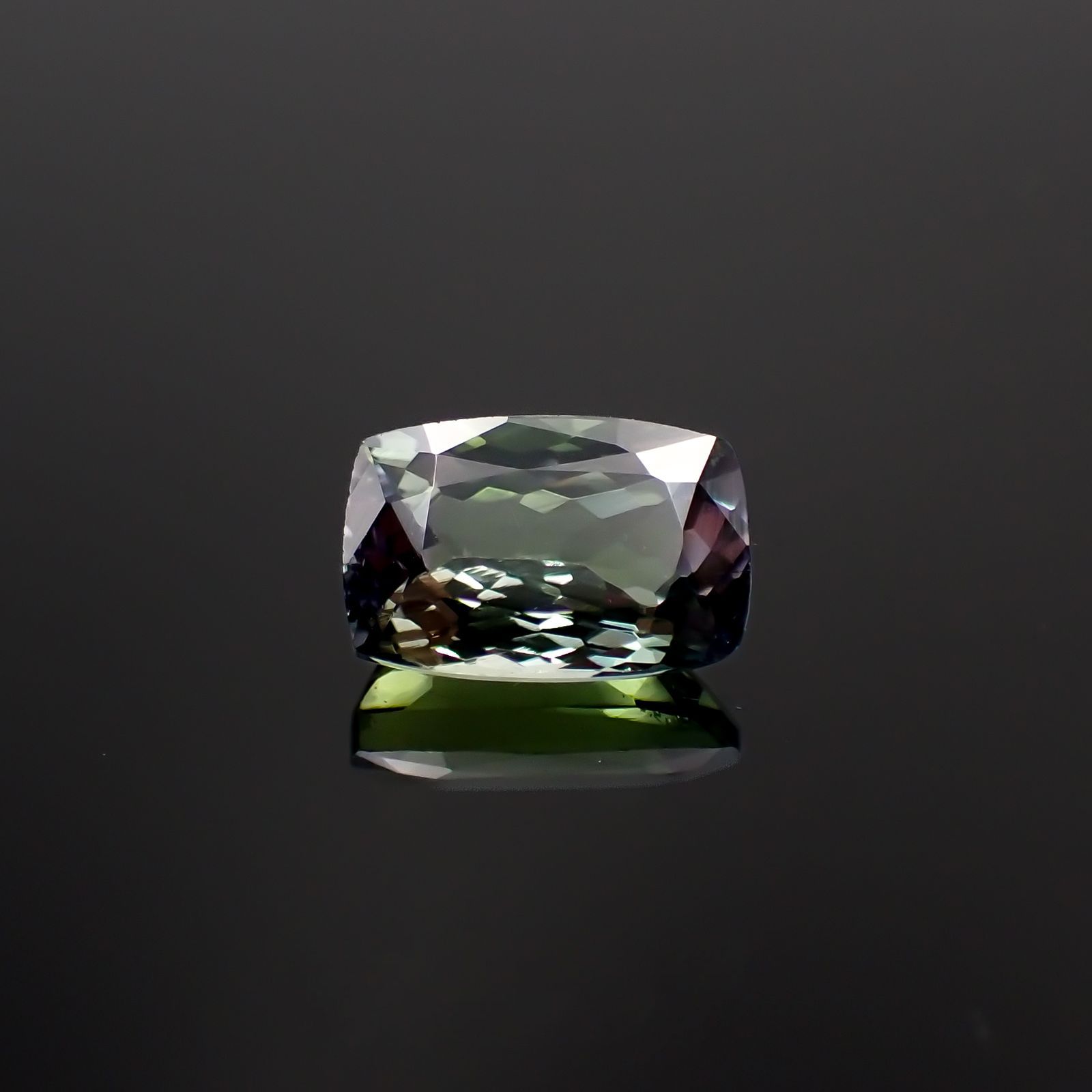 バイカラータンザナイト(宝石名ゾイサイト)タンザニア産 2.67ct 識別済[221119002]9.7x6.4mm前後