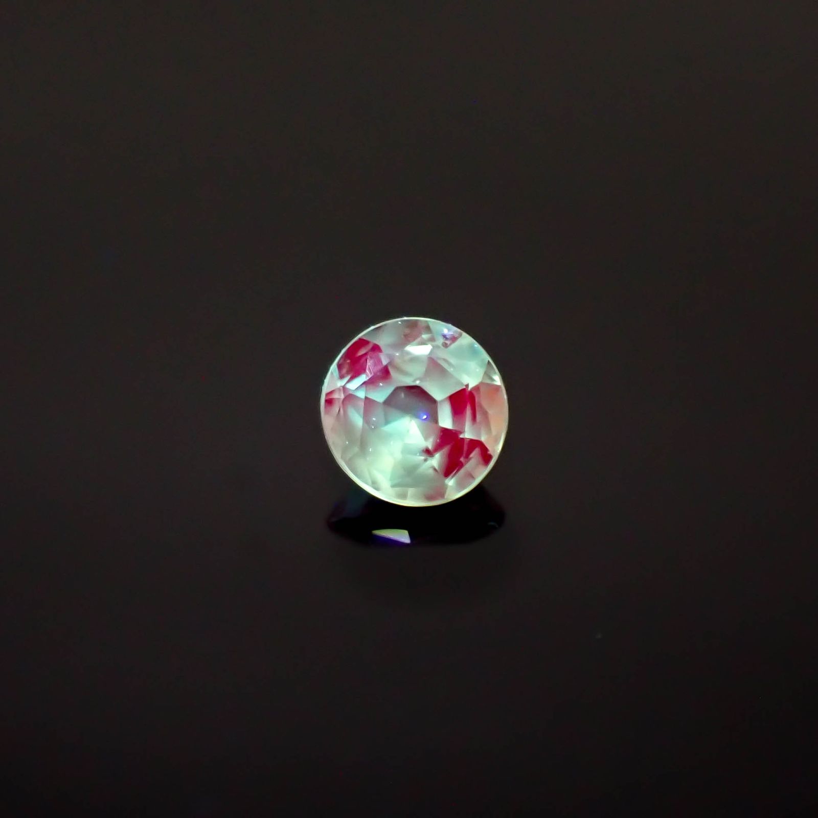 シルキーアレキサンドライト ブラジル・ミナスジェライス州ヘマチタ鉱山産 0.11ct[240627965]2.9x2.9mm前後