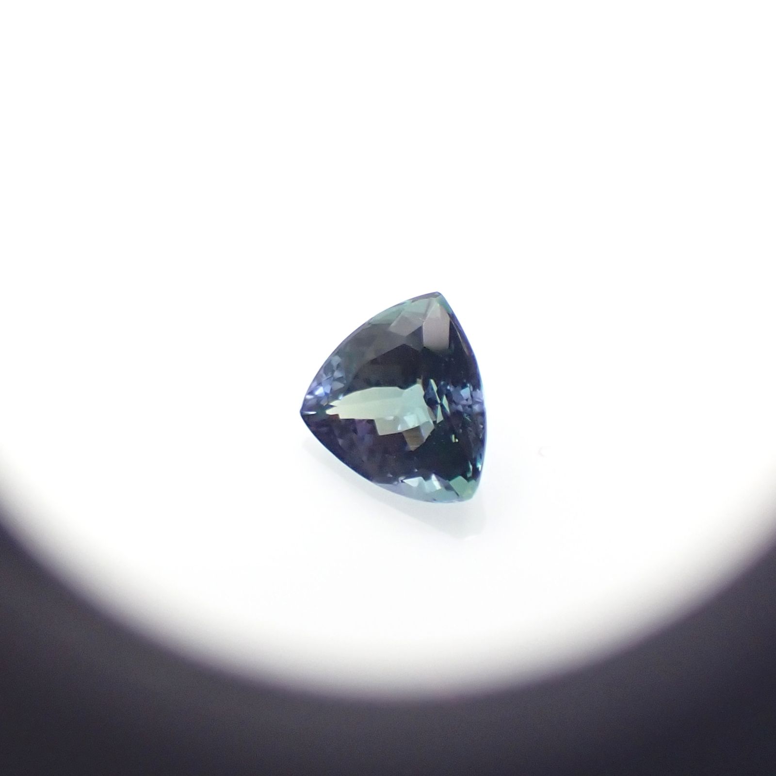 バイカラータンザナイト(宝石名タンザナイト)タンザニア産 1.68ct 識別済[231224810]7.8x7.7mm前後