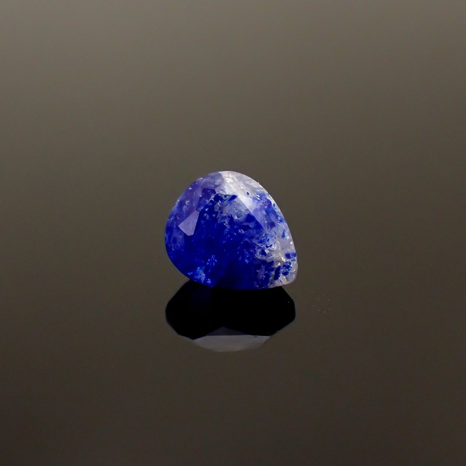 ラズライトインソーダライト フルオレッセンス アフガニスタン産 1.03ct [250530469]7.5x6.3mm前後