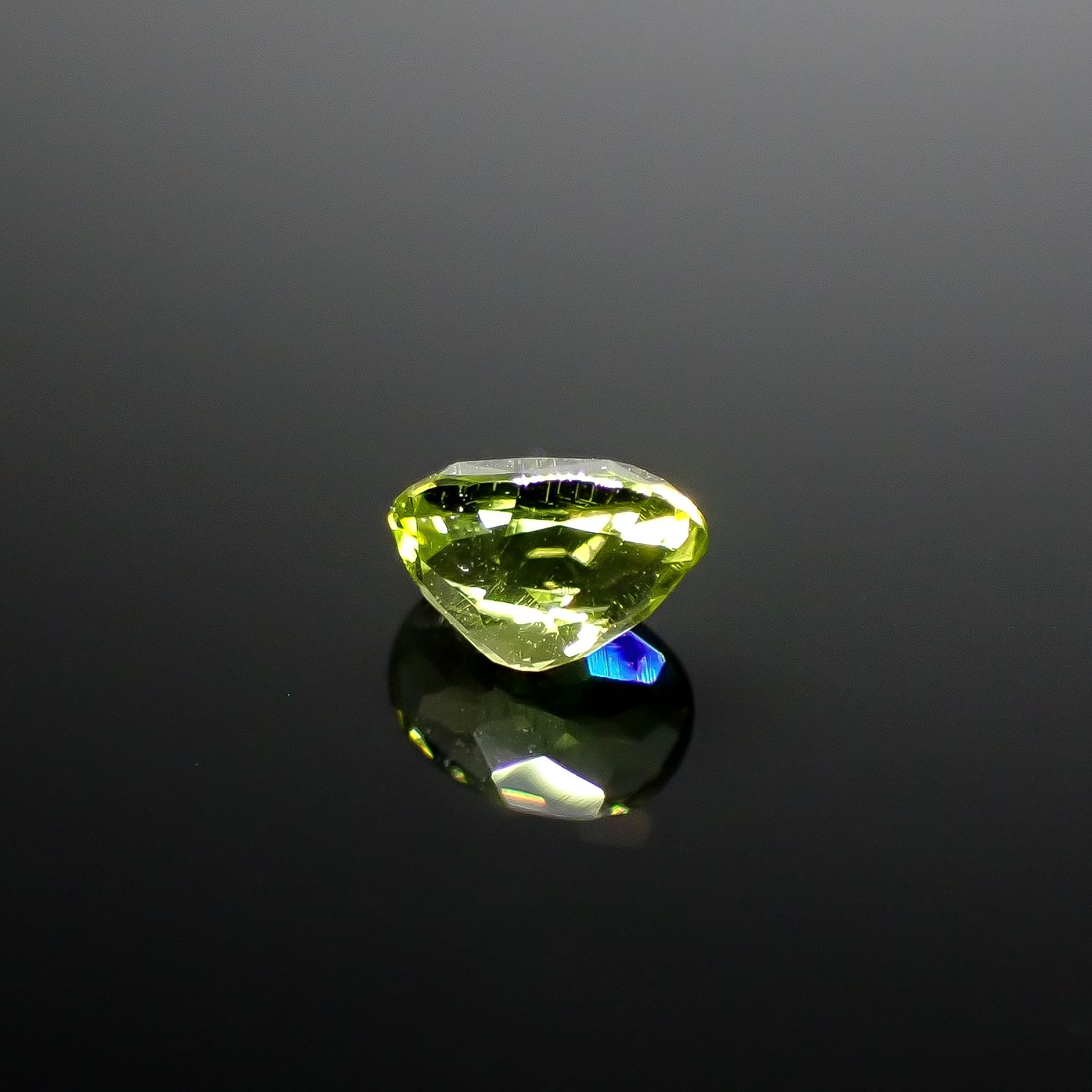 パラサイティックペリドット インドネシア・ジェパラ産 0.58ct [250730814]5.6x4.2mm前後
