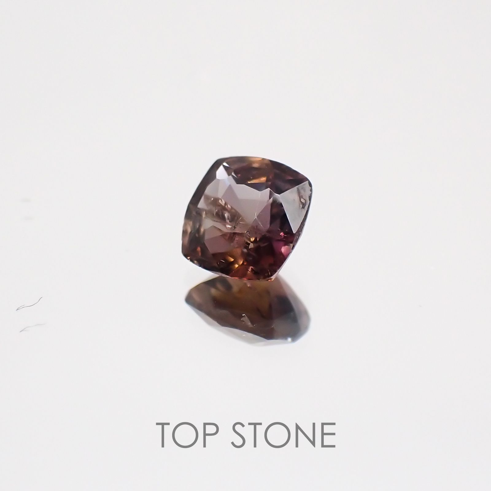 アキシナイト(宝石名アキシナイト) パキスタン産 0.74ct 識別済[20128808]5.3×5.2mm前後