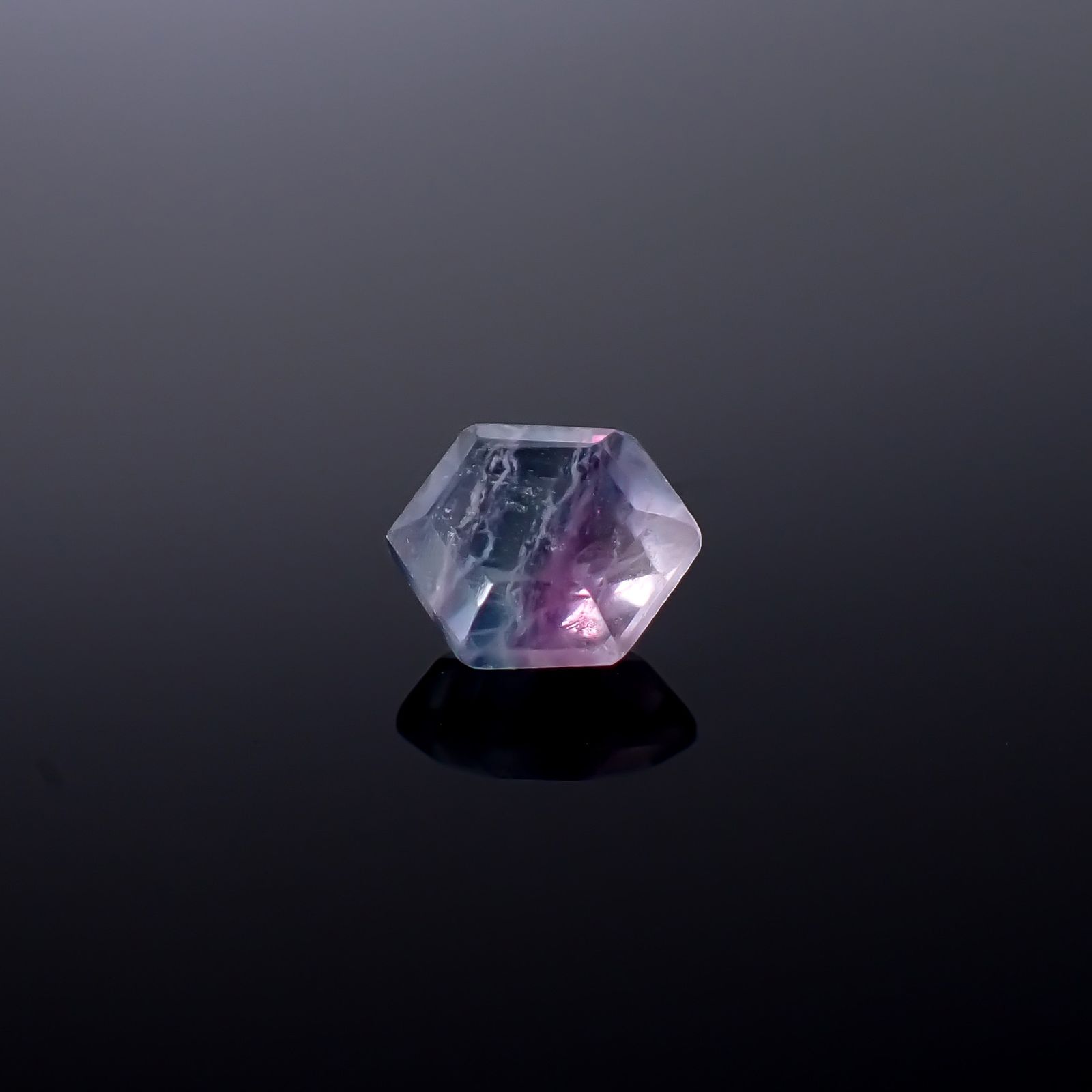 ◇ヘキサゴンカット◇パーティカラーフローライト フルオレッセンス 中国産 2.68ct / 9.2x8.3mm前後 [260932780]