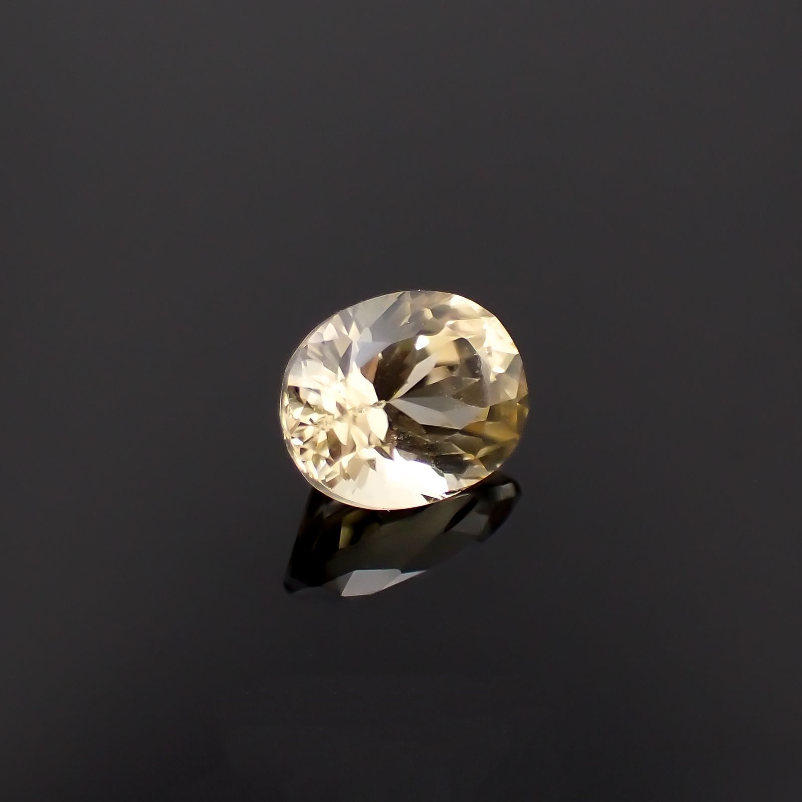 シンハライト(宝石名シンハライト)スリランカ産 識別済 1.69ct / 7.9x6.2mm前後 [260419703]