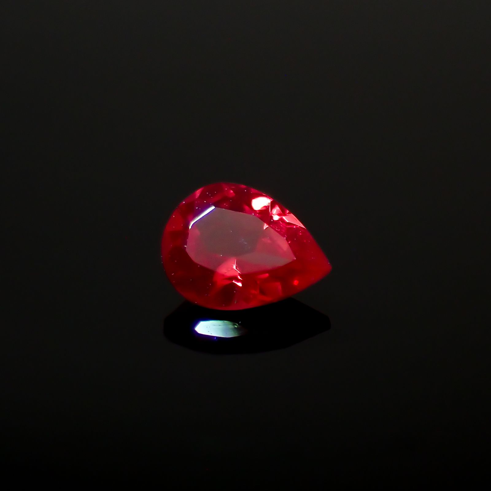 レッドスピネル(宝石名スピネル)タンザニア産 0.16ct 識別済[230522108]4.1x3.1mm前後