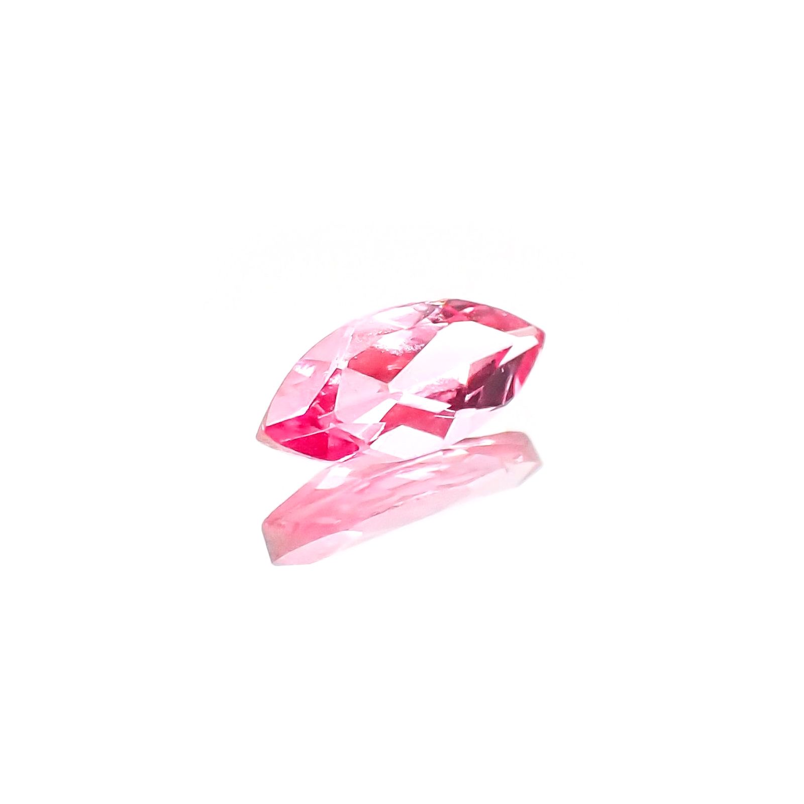 ホットピンクスピネル(宝石名ピンク・スピネル)タンザニア産 識別済 0.34ct / 7.2x3.3mm前後 [230823043]