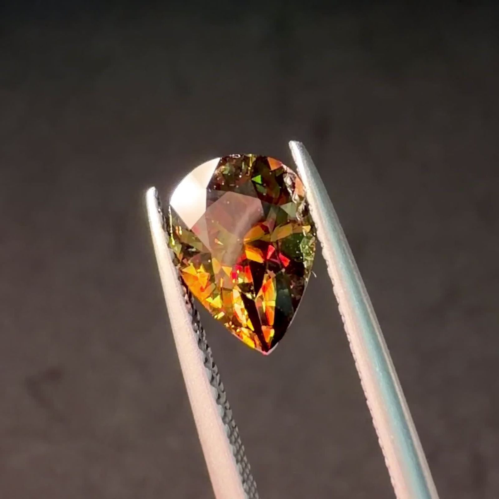 カラーチェンジスフェーン パキスタン産 1.78ct / 9.1x6.8mm前後