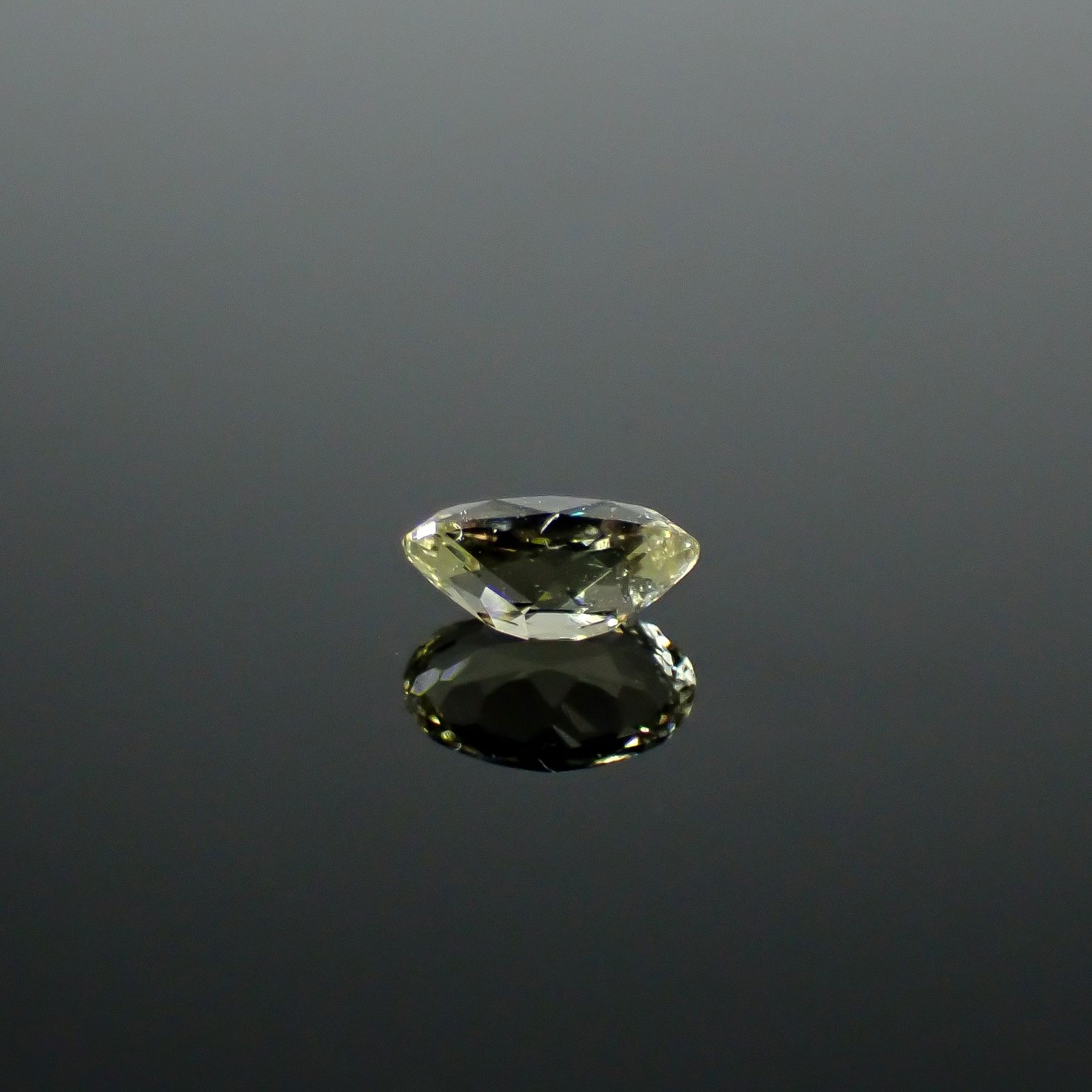 コーネルピン スリランカ産 0.51ct / 6.4x4mm前後 [251031236]