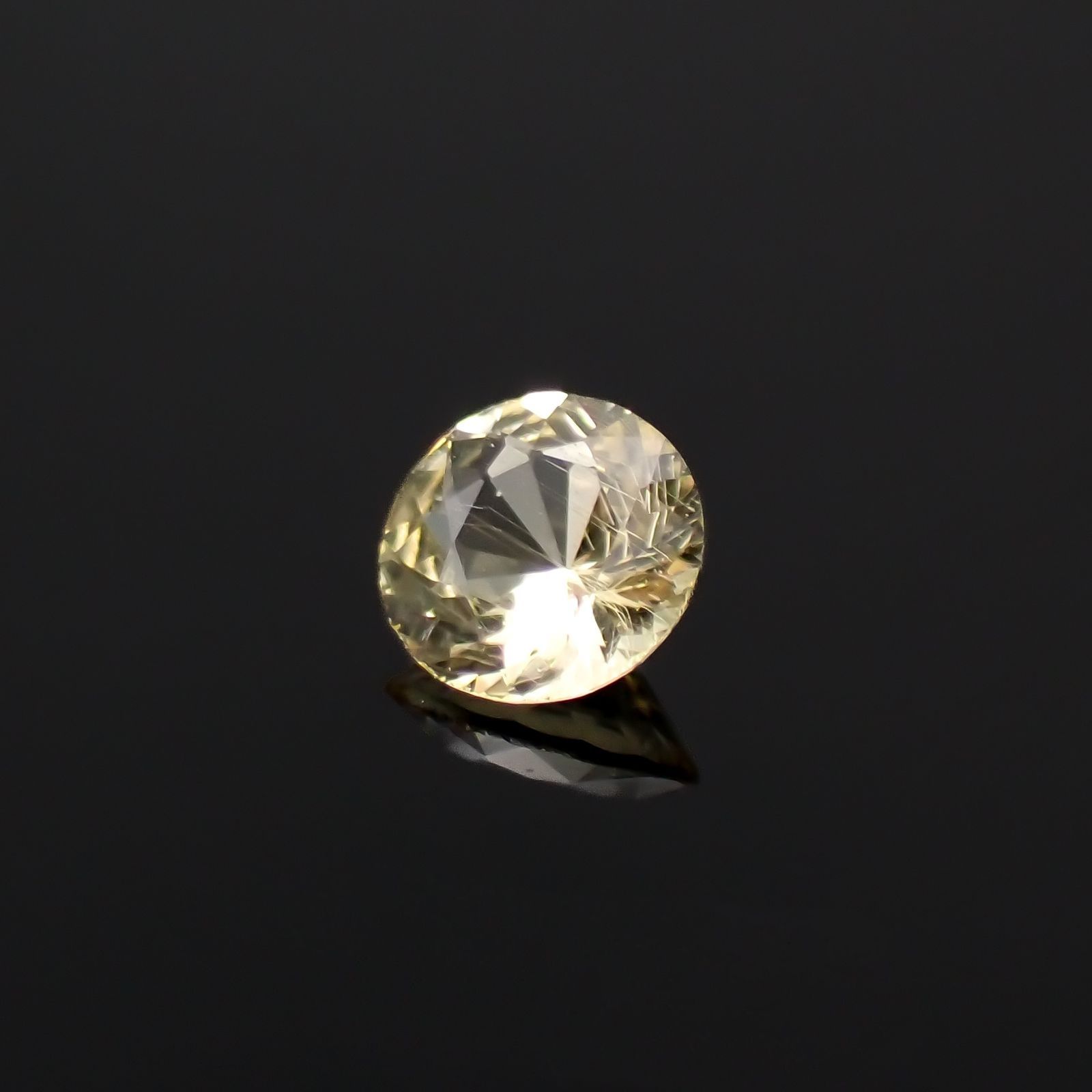 イエローダンビュライト(宝石名イエロー・ダンブライト)タンザニア産 識別済 0.084ct / 2.9x2.9mm前後 [260319631]