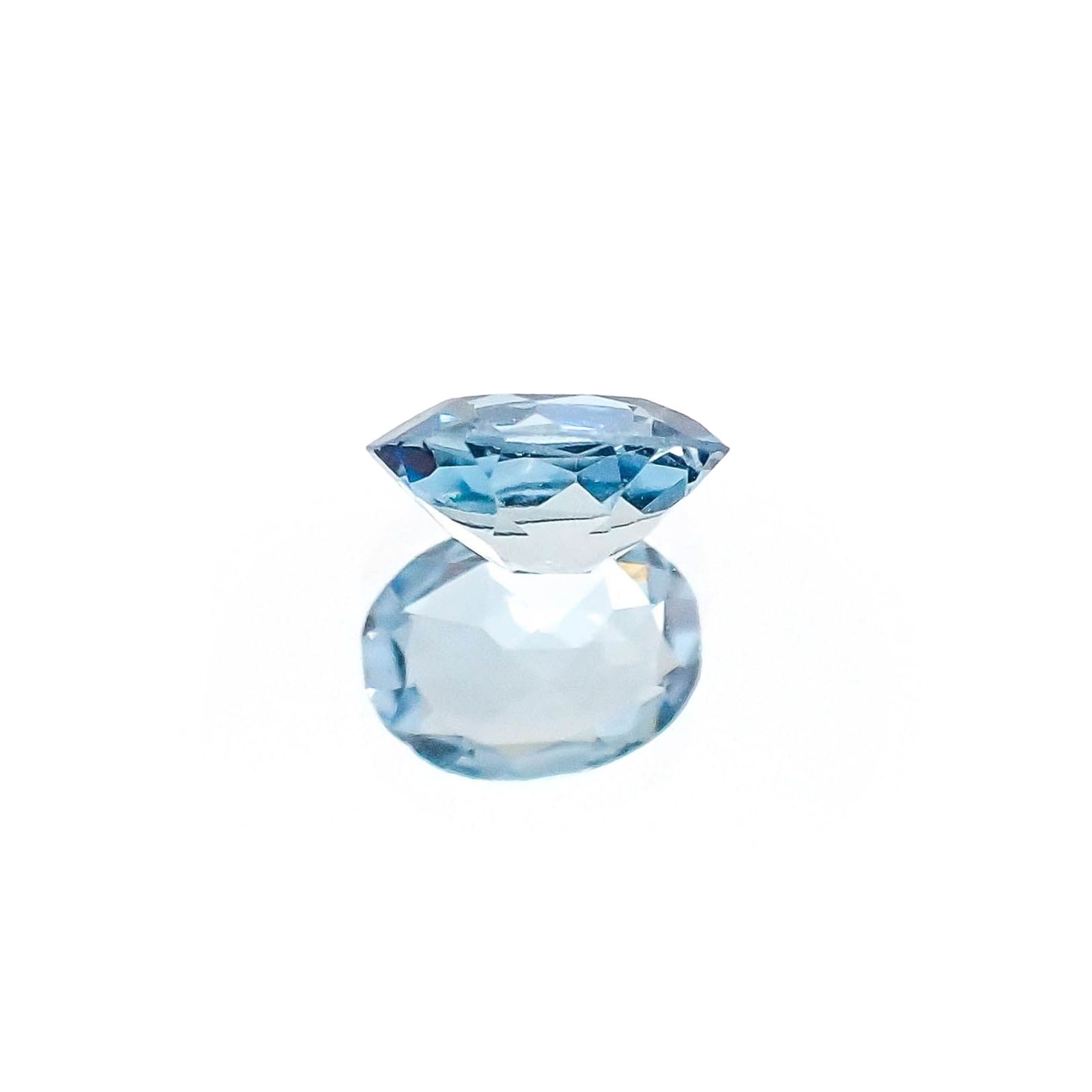 アクアマリン サンタマリアカラー(宝石名アクアマリン)モザンビーク産 識別済 0.24ct / 4.9x3.7mm前後 [260622261]