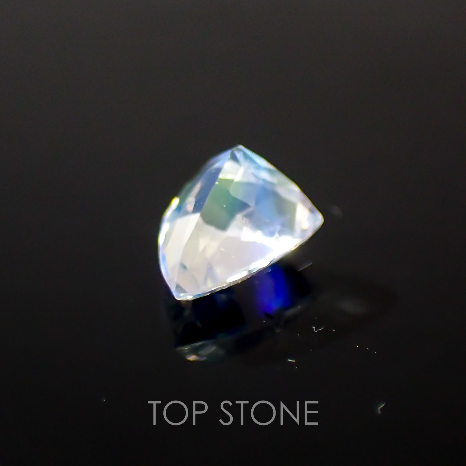 レインボームーンストーン(アンデシンラブラドライト) マダガスカル産 ルース 0.43ct[210410563]5.7×4.7mm前後