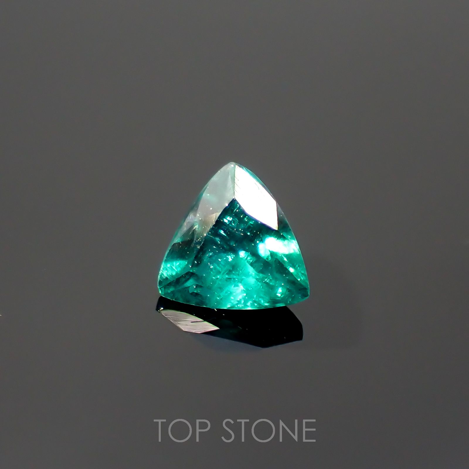 グリーンアパタイト(ノーブルモロキサイト)(宝石名アパタイト)マダガスカル産 0.27ct 識別済[220616380]4.3x4.4mm前後