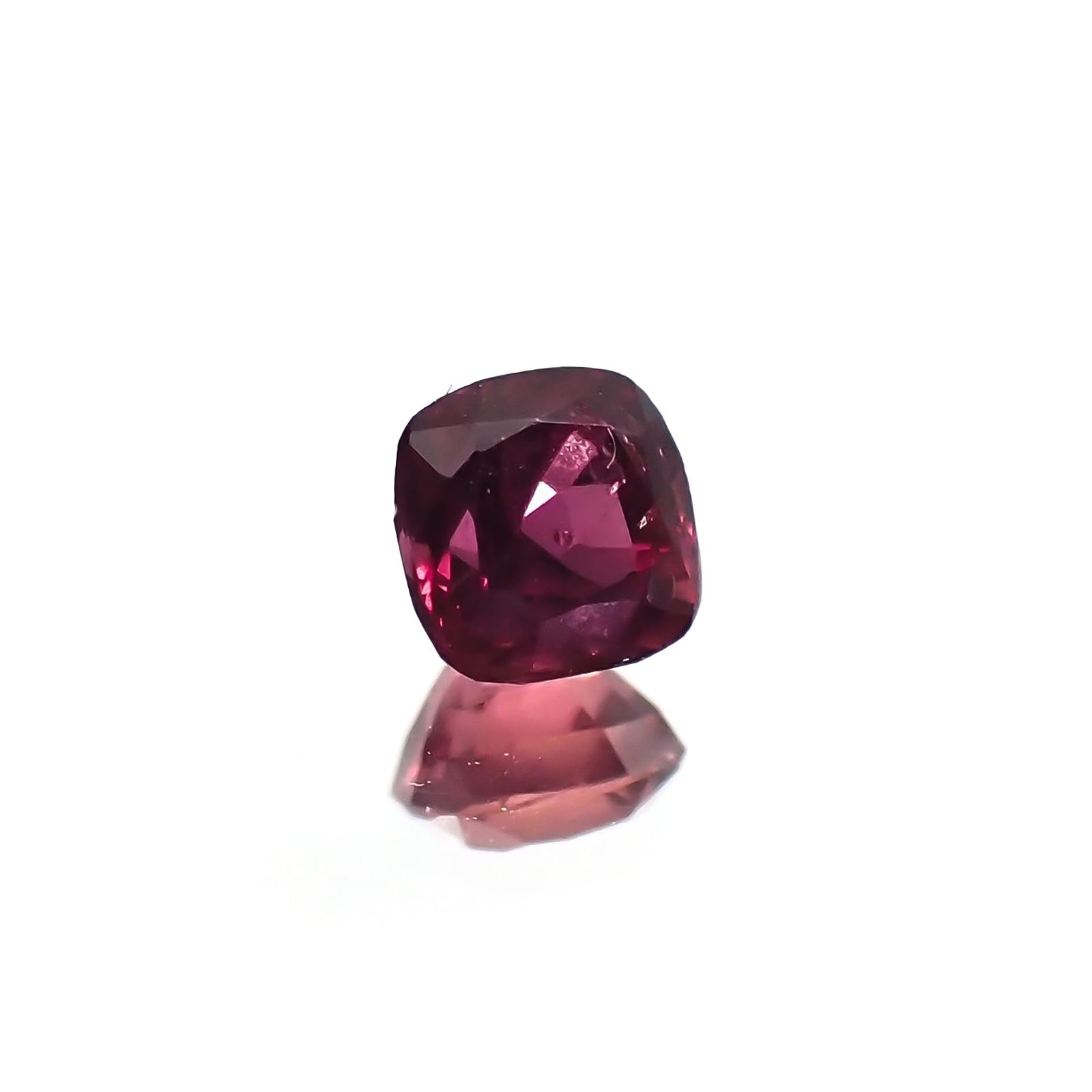 ルビー 非加熱(宝石名ルビー) マダガスカル産 識別済 0.30ct / 3.4x3.4mm前後 [210711715]