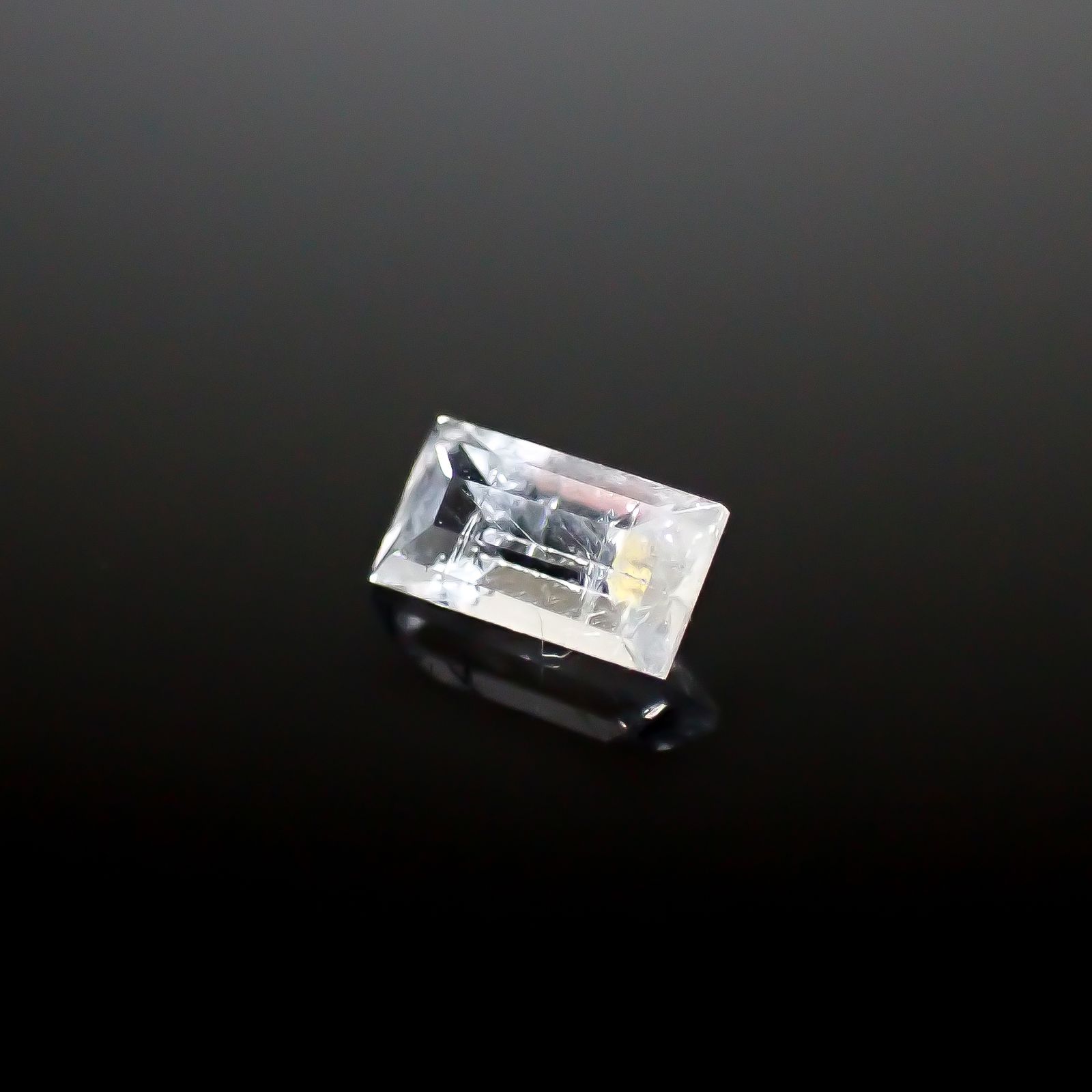 ハイアロフェン(宝石名ハイアロフェーン)ボスニア・ヘルツェゴビナ産 0.203ct ソ付(日独)[250229896]4.64x2.53mm前後
