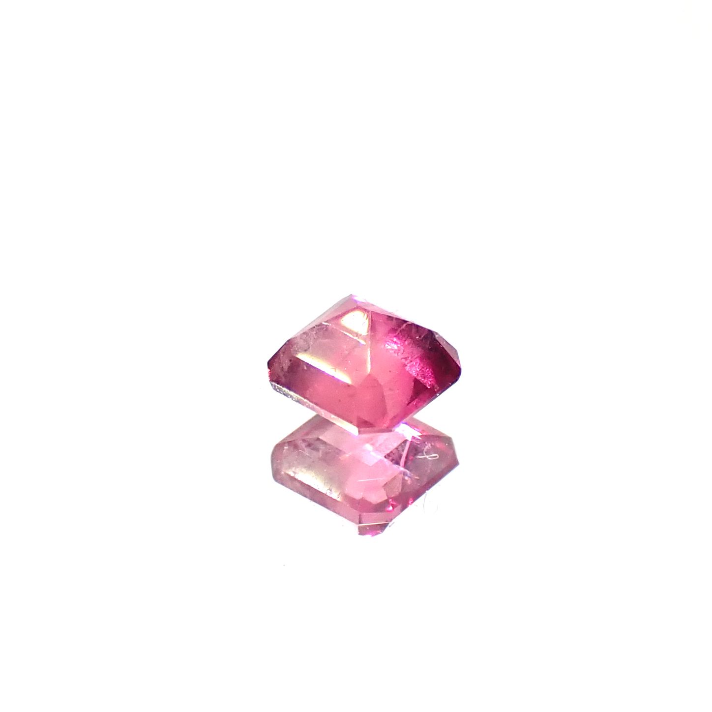 レッドベリル/ピンクベリル アメリカ・ユタ州産 0.12ct [250530374]3x2.9mm前後