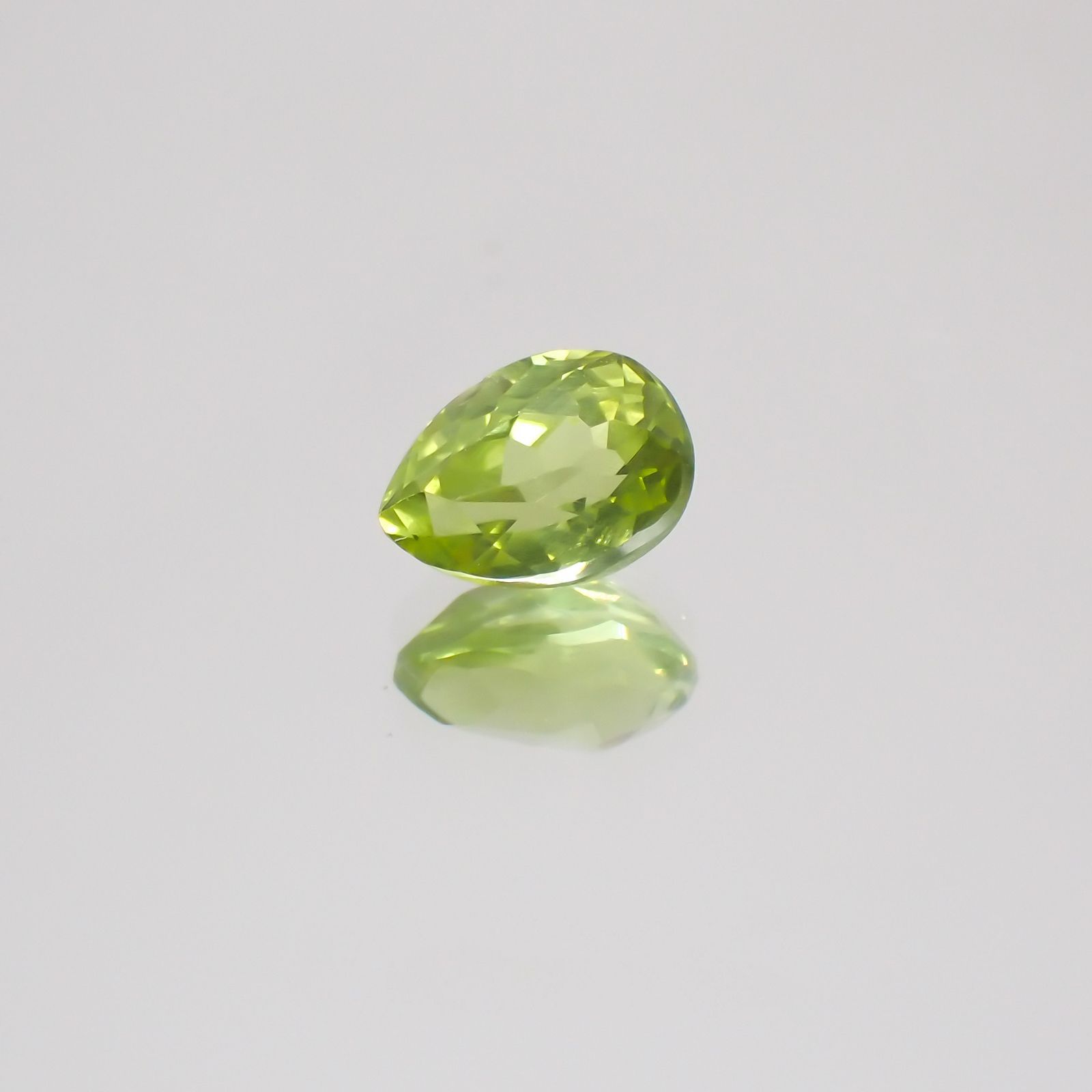 グリーンエンスタタイト(宝石名グリーン・エンスタタイト)カメルーン産 0.53ct 識別済[231224391]5.6x4.1mm前後