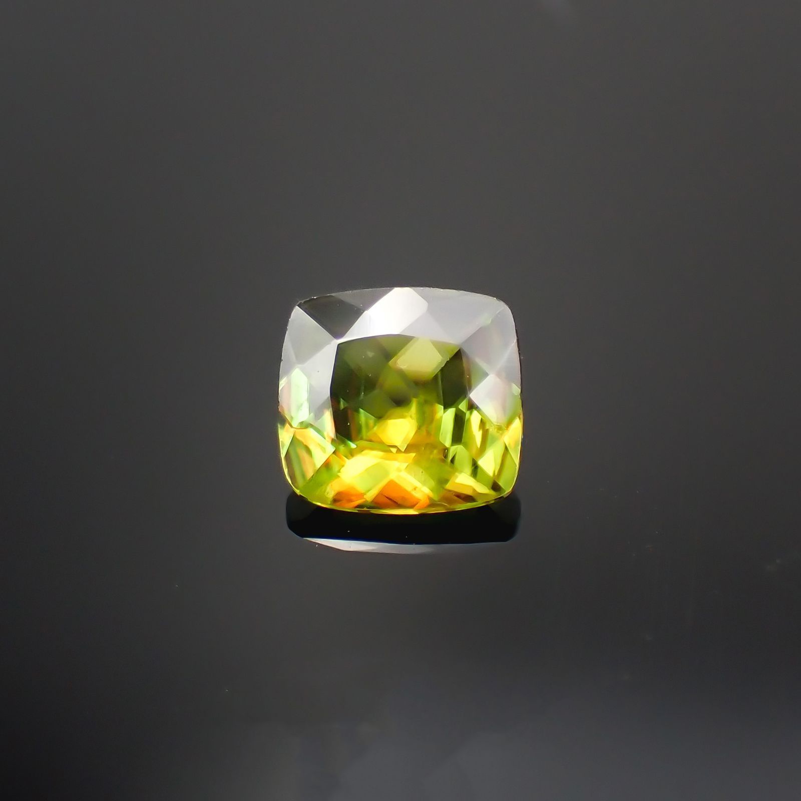 カラーチェンジスフェーン パキスタン産 0.79ct [230120040]5.9x5.5mm前後