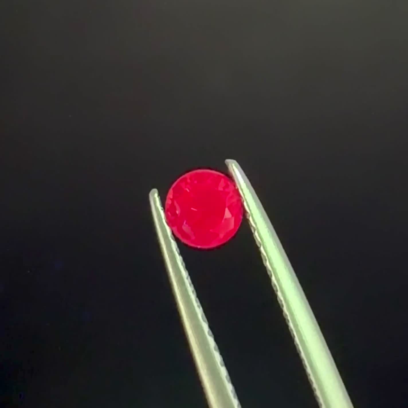 レッドスピネル タンザニア産 0.34ct / 4.3x4.2mm前後 [260732562