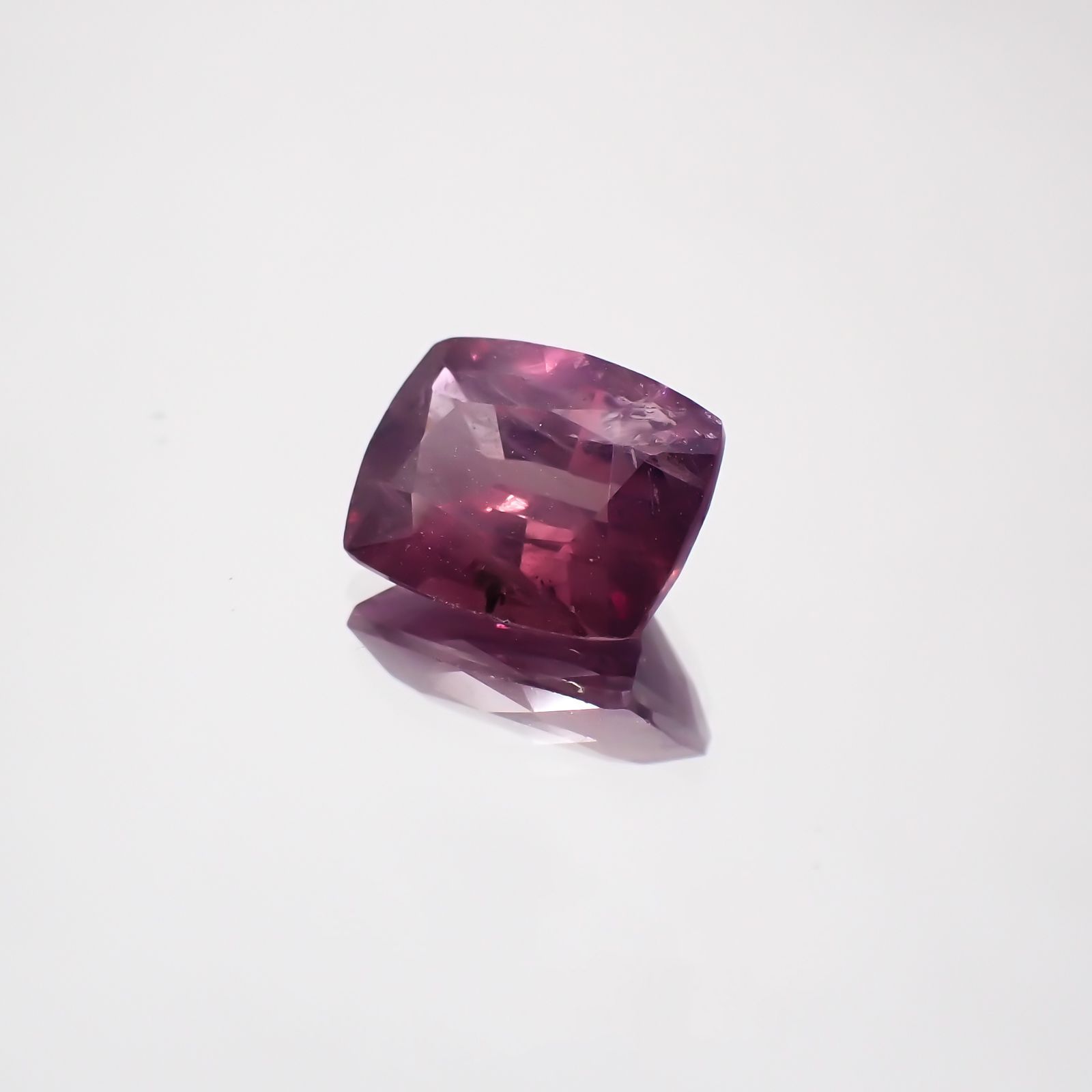 パープルサファイア(宝石名パープル・サファイア) カシミール地方産 2.827ct ソ付(彩珠)[210310231]9.2×7.1mm前後