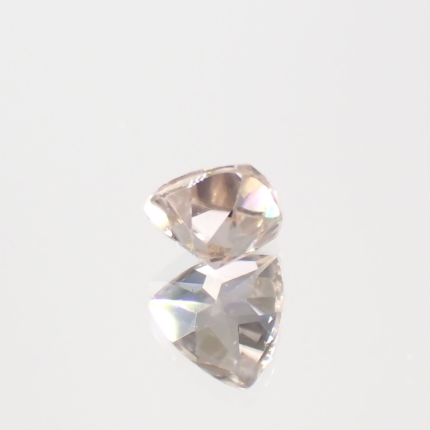 シャンパンカラージルコン スリランカ/カンボジア産 0.78ct[230421648]5.1x5.3mm前後