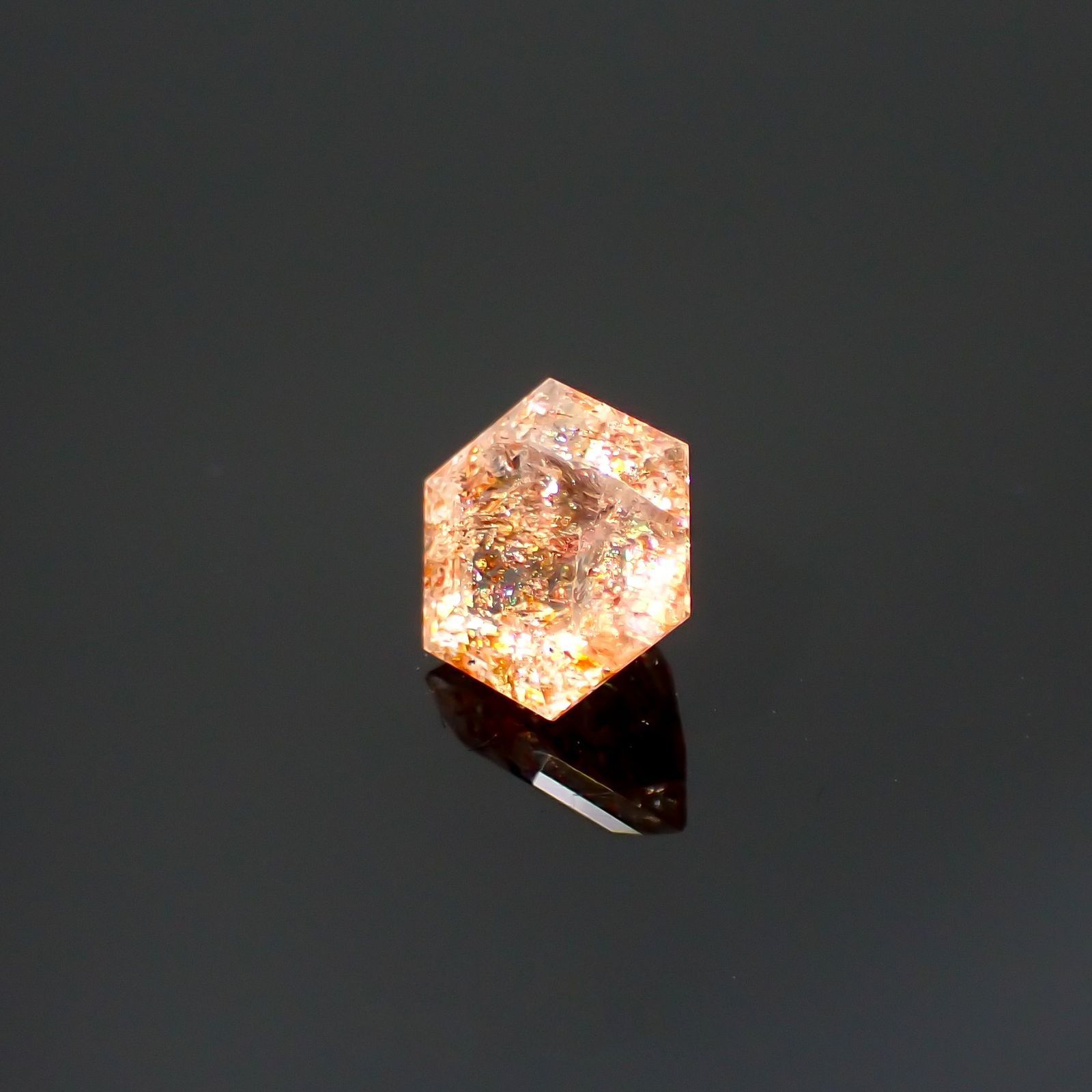 ◇ヘキサゴンカット◇イリュージョンサンストーン インド産 0.58ct / 5.1x5mm前後 [260215487]