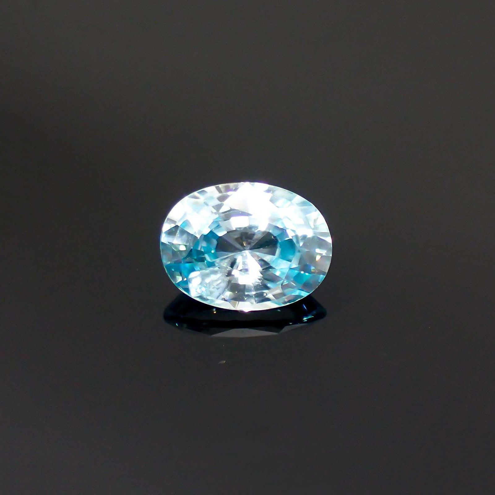 バイカラーブルージルコン カンボジア産 1.79ct [251018646]8x6.1mm前後