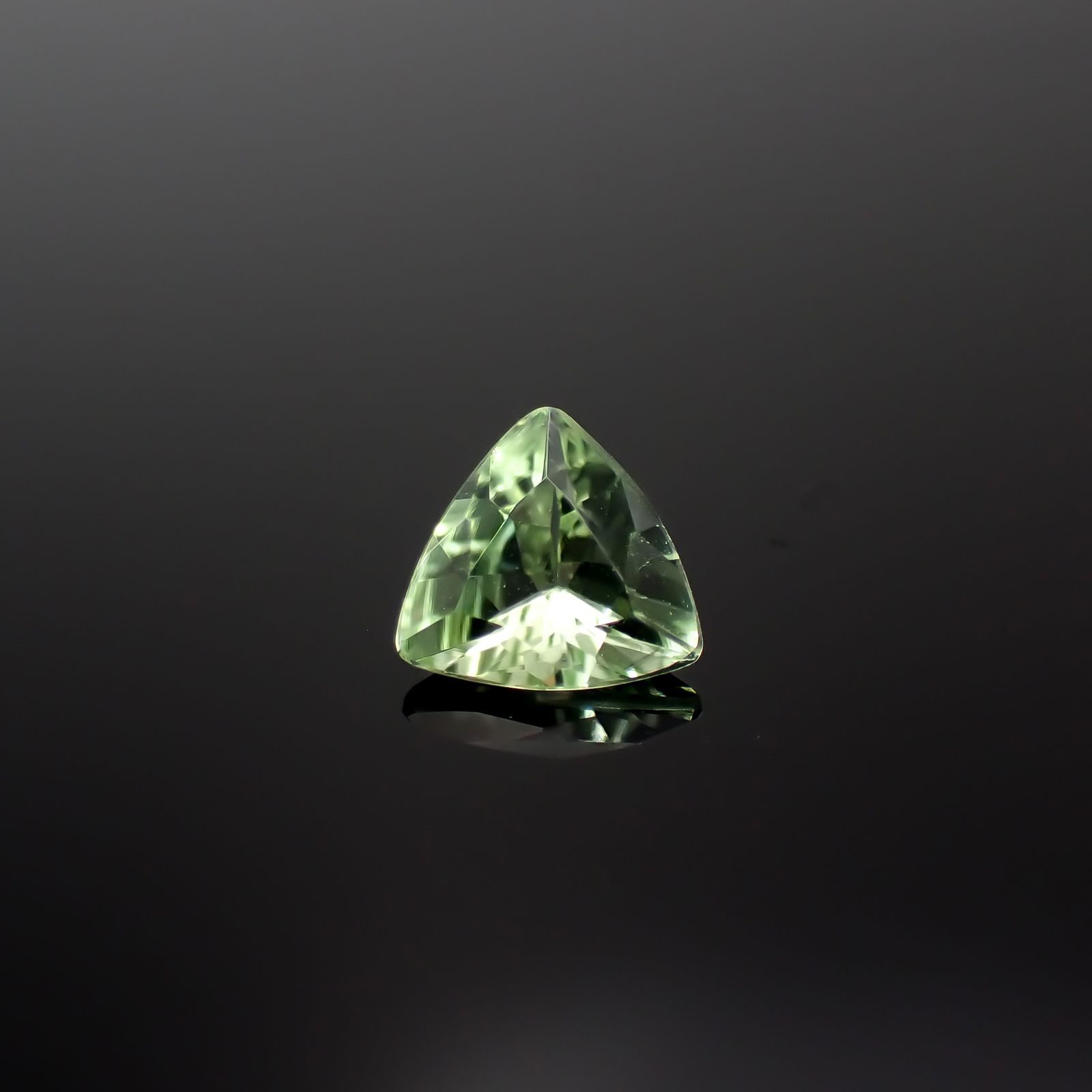 ミントペリドット パキスタン/ノルウェー産 0.44ct[240728561]5.4x5.6mm前後
