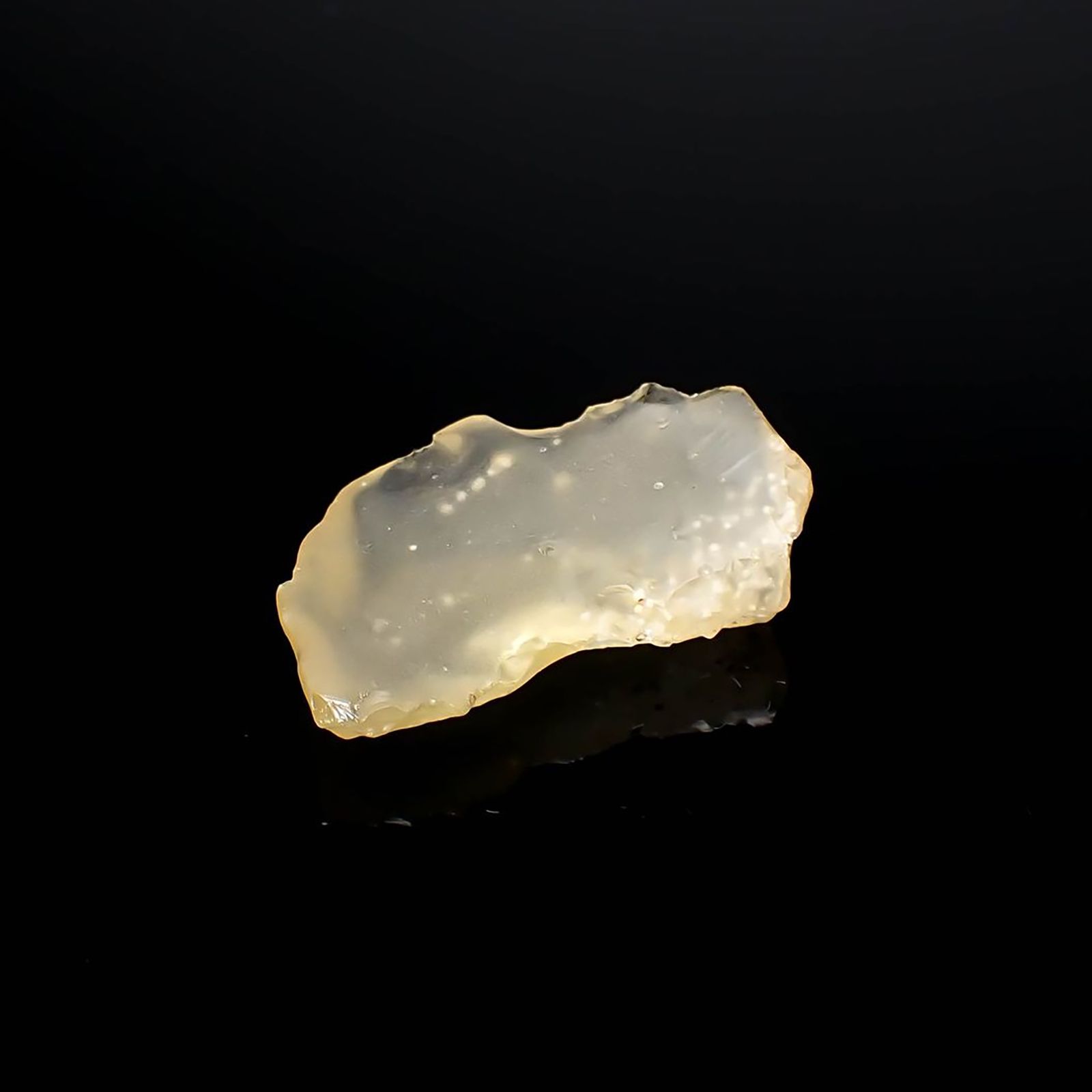 リビアングラス 原石 発見地：エジプト・リビア砂漠 26.93ct / 33.4x22.5mm前後 [260729281]