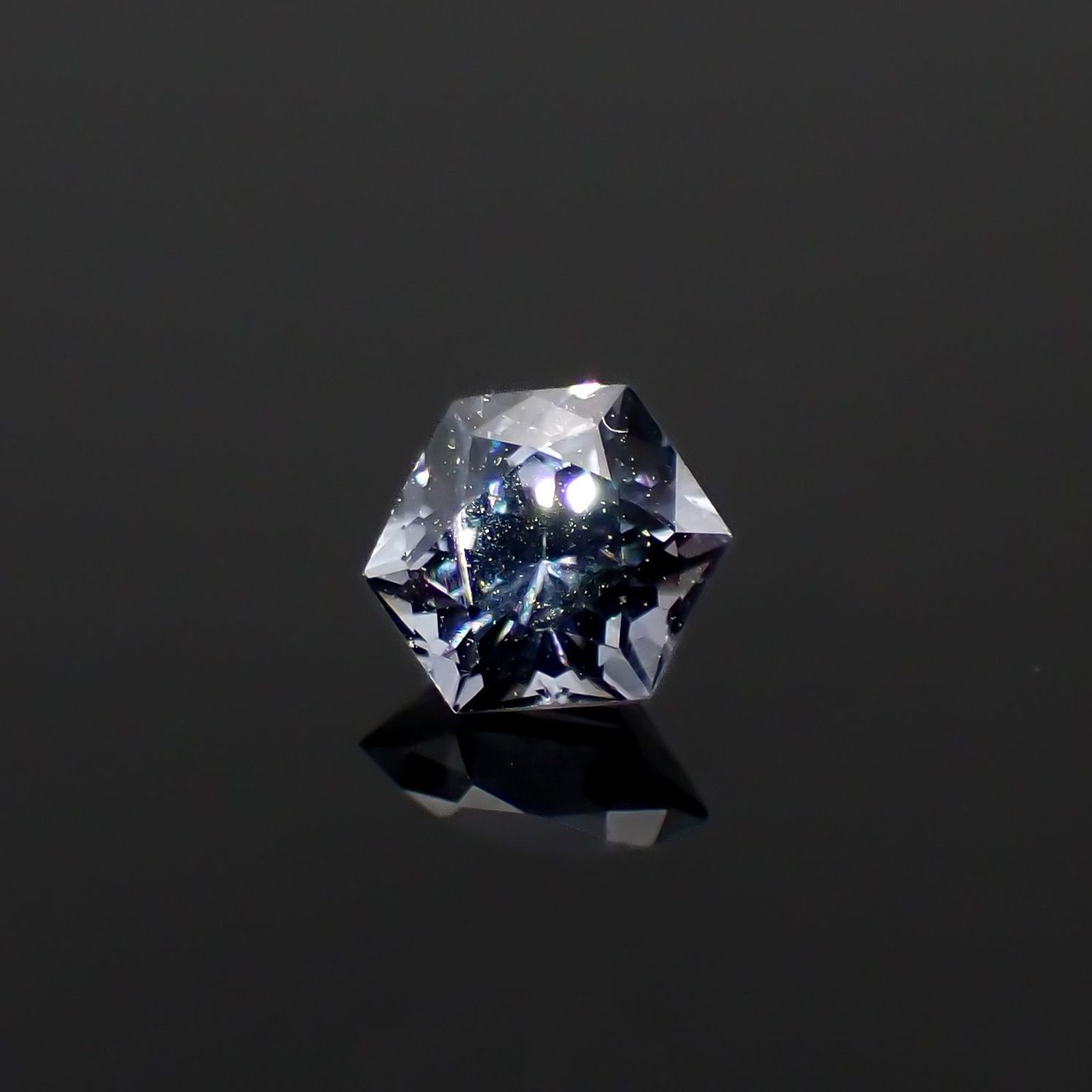 ◇ヘキサゴンカット◇バイオレットスピネル(宝石名スピネル)ビルマ/マダガスカル産 0.38ct 識別済[250220660]4.1x4mm前後