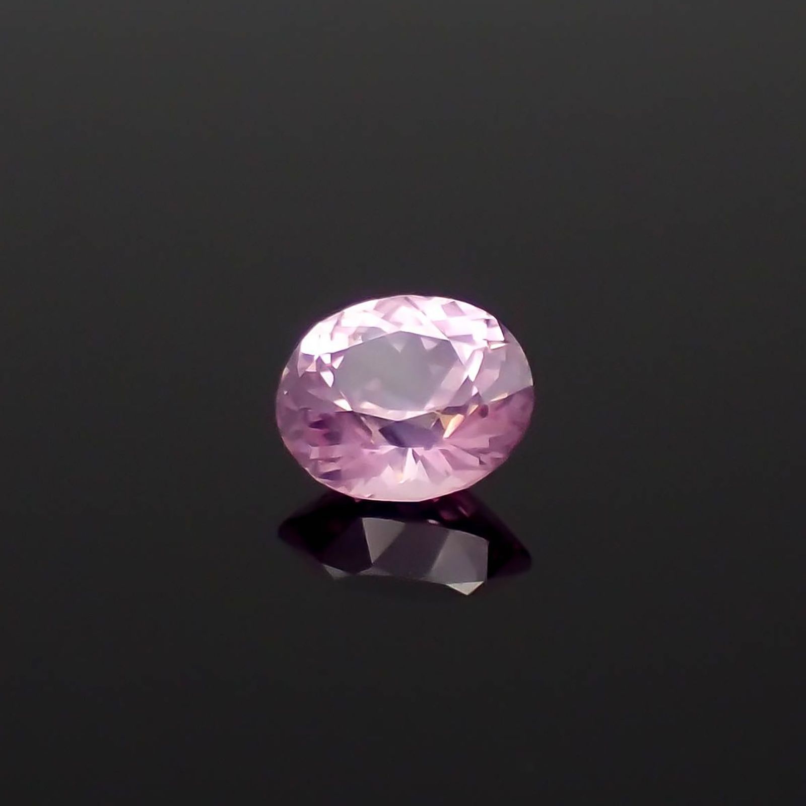 シルキーピンクサファイア 非加熱 ベトナム産 0.54ct / 5.3x4.7mm前後 [260822796]
