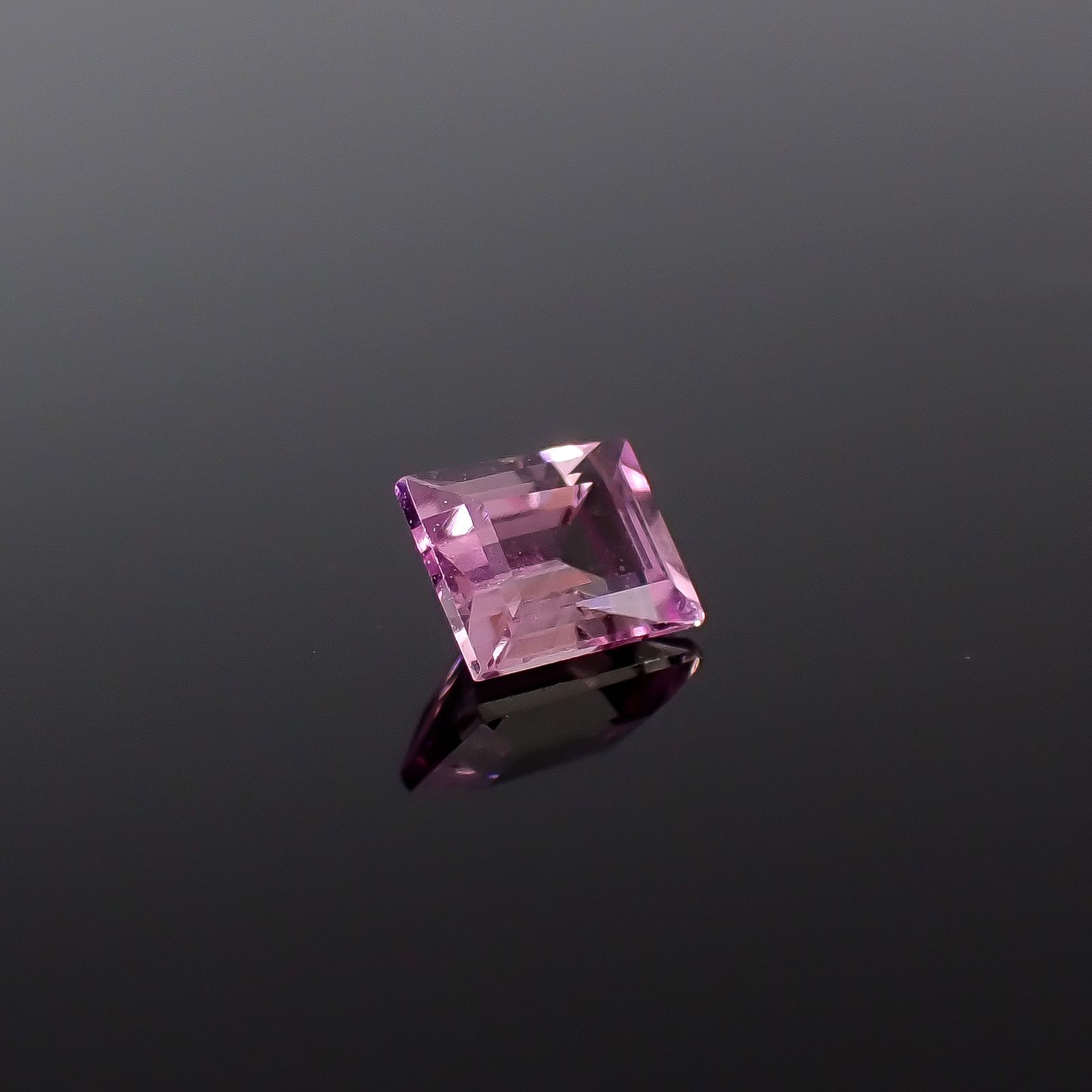 ピンクゾイサイト(宝石名ピンク・ゾイサイト)タンザニア産 ソ付(日独) 0.263ct / 3.88x3.25mm前後 [251231472]