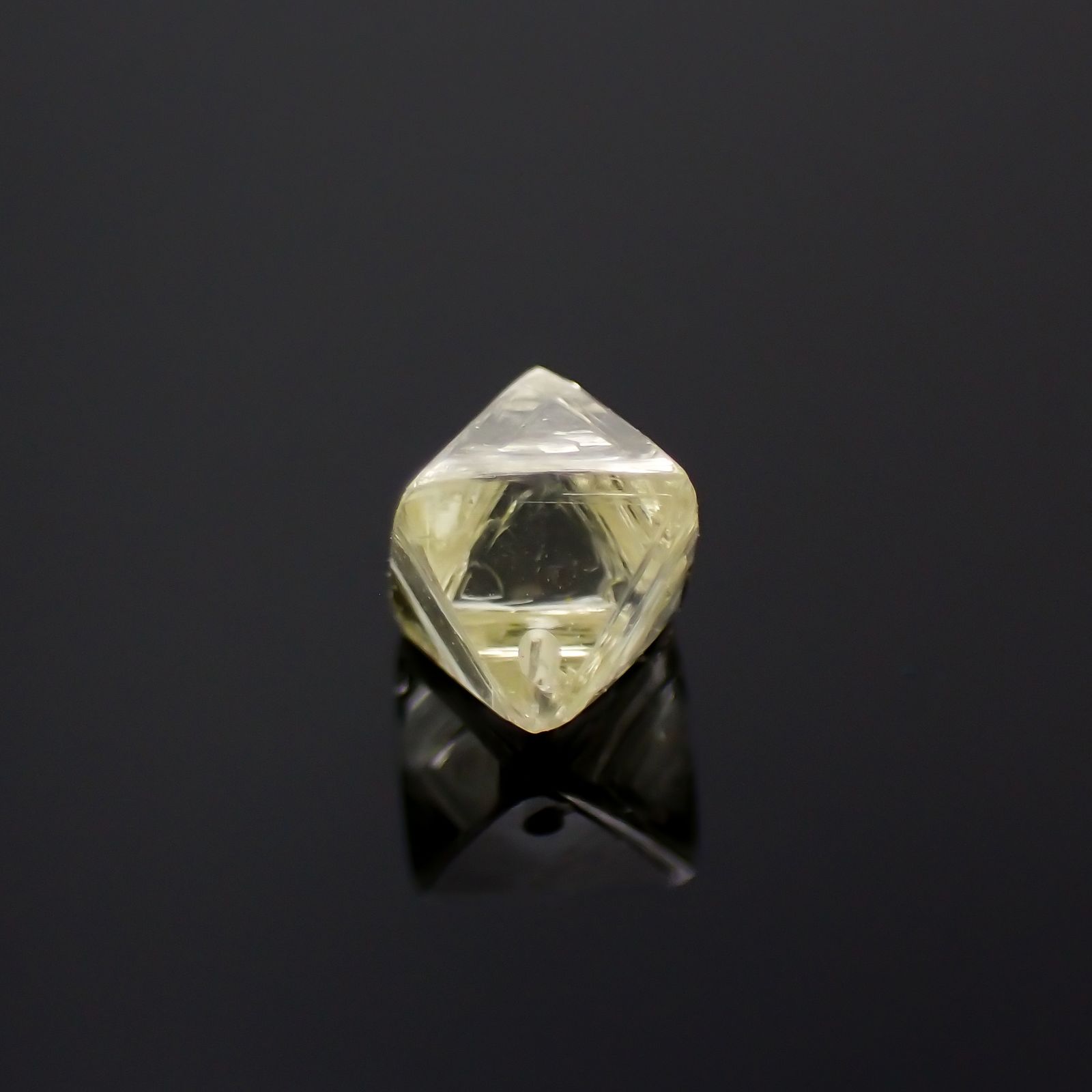 ソーヤブルダイヤモンド 原石(成長丘あり/Growth Hillock) ※通し穴あり(宝石名ダイアモンド) 0.34ct 識別済[230923451]4.3x4.2mm前後