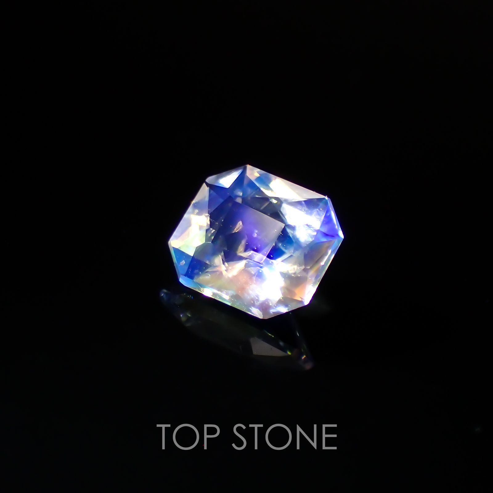 レインボームーンストーン(アンデシンラブラドライト) マダガスカル産 ルース 0.88ct[210310129]6.6×6mm前後