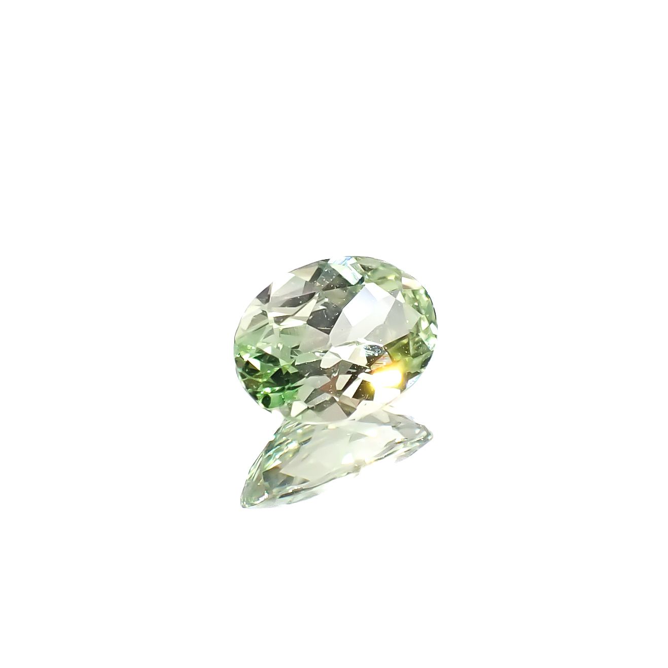 ミントガーネット(宝石名ガーネット)タンザニア産 0.65ct 識別済[241229612]6.8x4.7mm前後