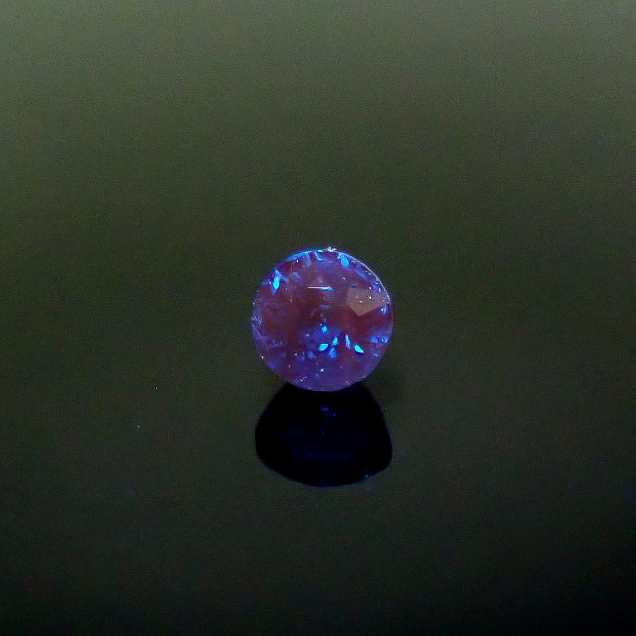 アウイナイト フルオレッセンス ドイツ産 0.18ct / 3.3x3.3mm前後 [260131498]