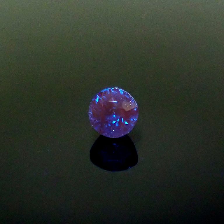 長波365(ライト)の照射で蛍光