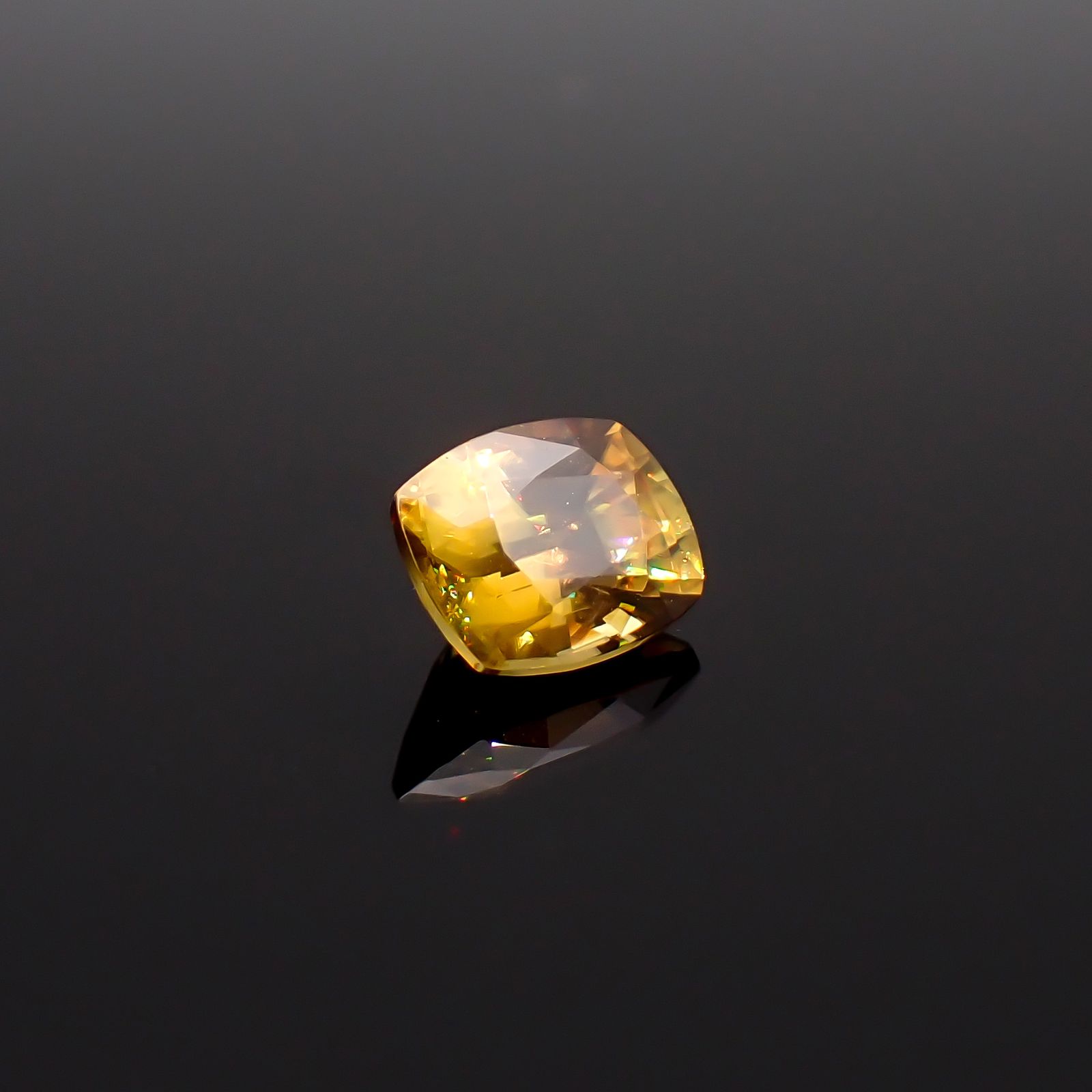 ゴールデンスフェーン マダガスカル産 1.28ct / 7.1x5.7mm前後 [260632353]