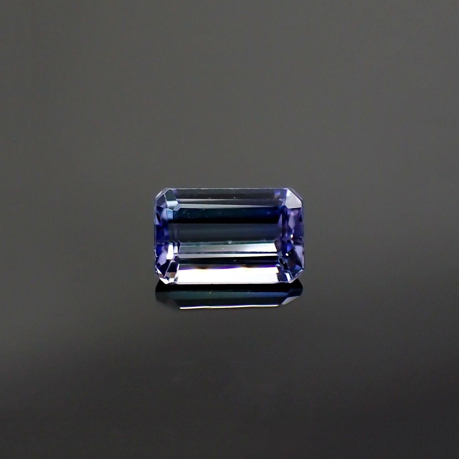 パーティカラータンザナイト(宝石名パーティカラード・ゾイサイト) タンザニア産 ソ付(彩珠) 0.642ct / 6.1x3.9mm前後 [260311844]