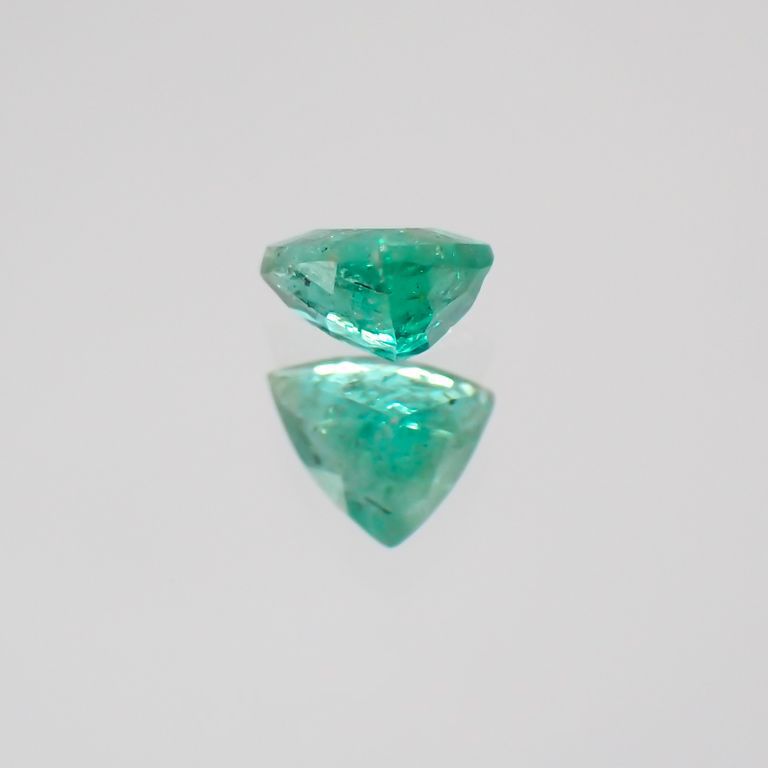 パライバトルマリン(宝石名トルマリン/別名パライバ・トルマリン) ブラジル・パライバ州バターリャ鉱山産 0.12ct 識別済[19111436]3.7×2.7mm前後