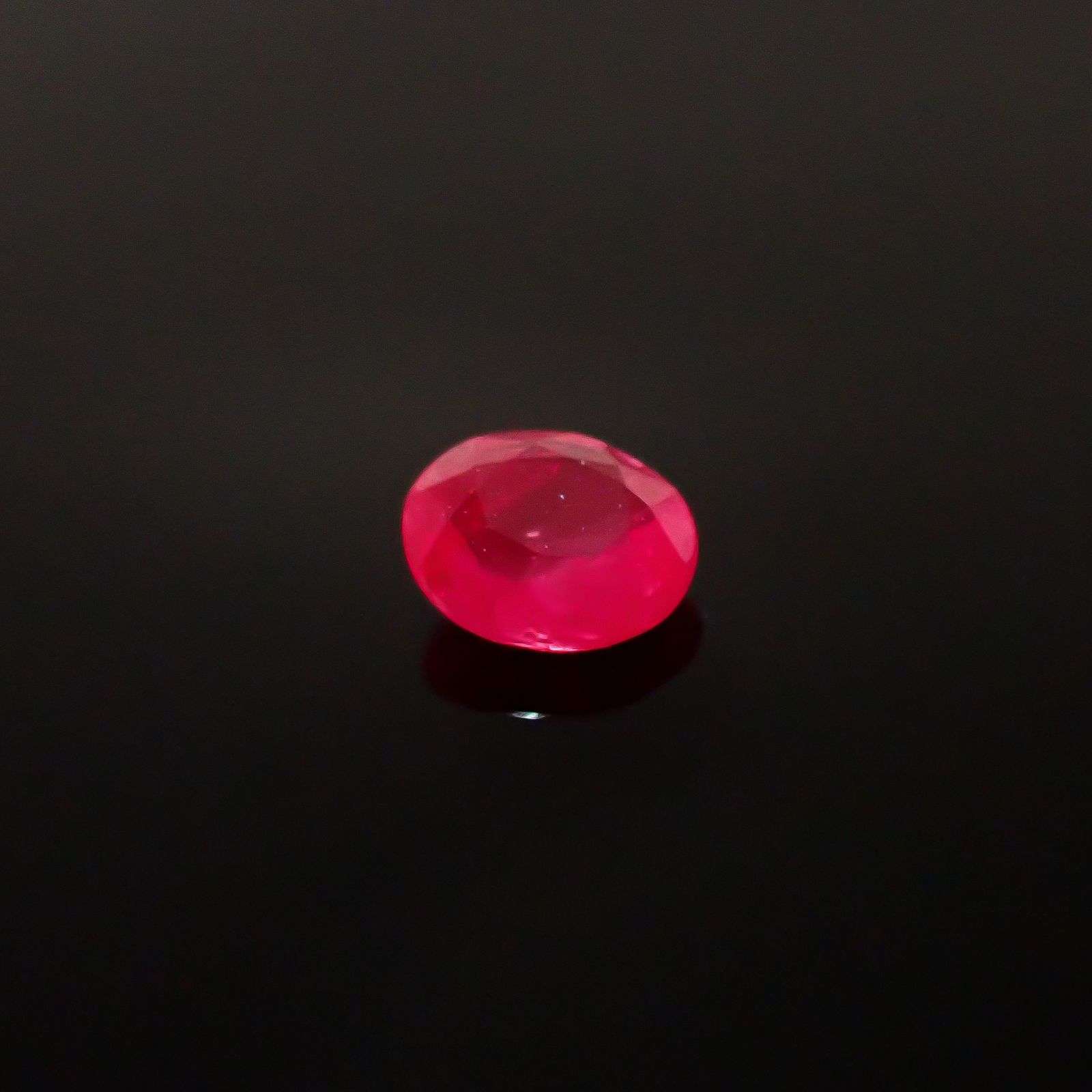 ルビー(宝石名ルビー)モザンビーク産 0.23ct 識別済[220616086]3.9x3.4mm前後