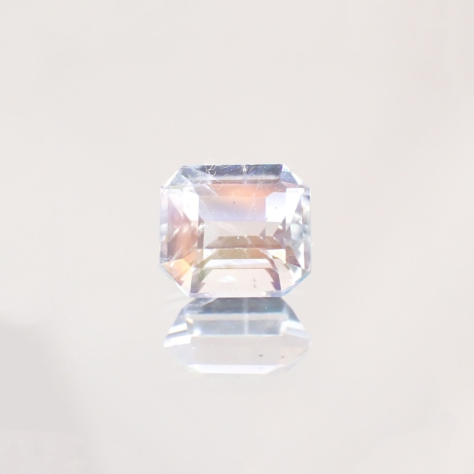 レインボームーンストーン(宝石名ラブラドライト)マダガスカル産 識別済 0.68ct / 5.6x5mm前後 [251213738]