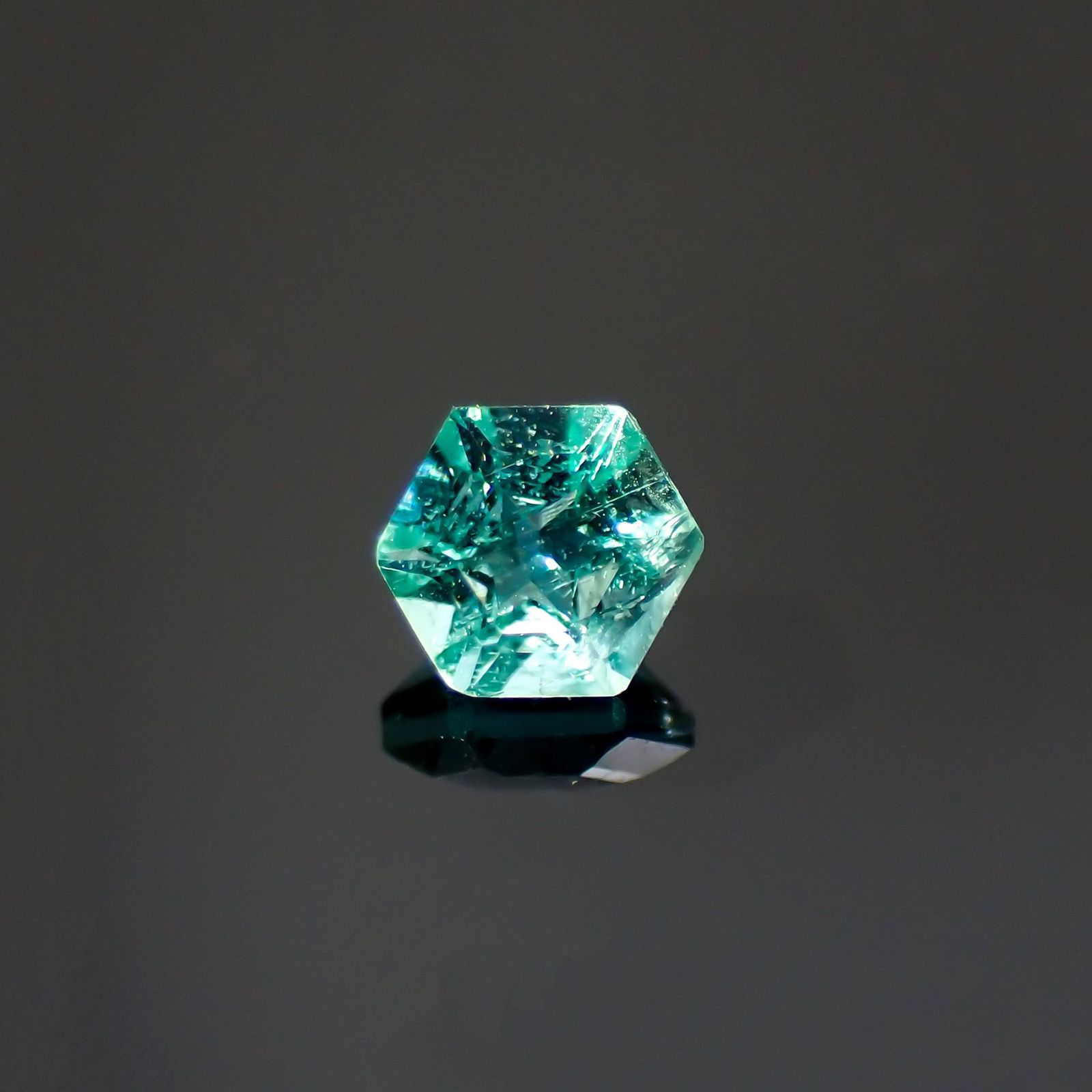 ◇ヘキサゴンカット◇エメラルド(宝石名エメラルド)ザンビア産 0.21ct 識別済[220115191]3.6x3.5mm前後