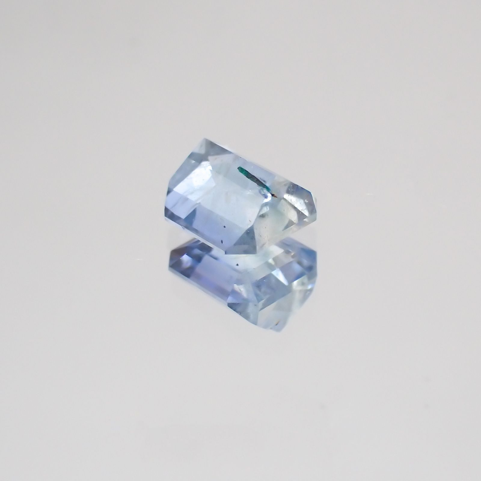 ジェレメジェバイト(宝石名エレメジェバイト)ナミビア産 0.508ct ソ付(彩珠)[220717078]4.6x4.3mm前後